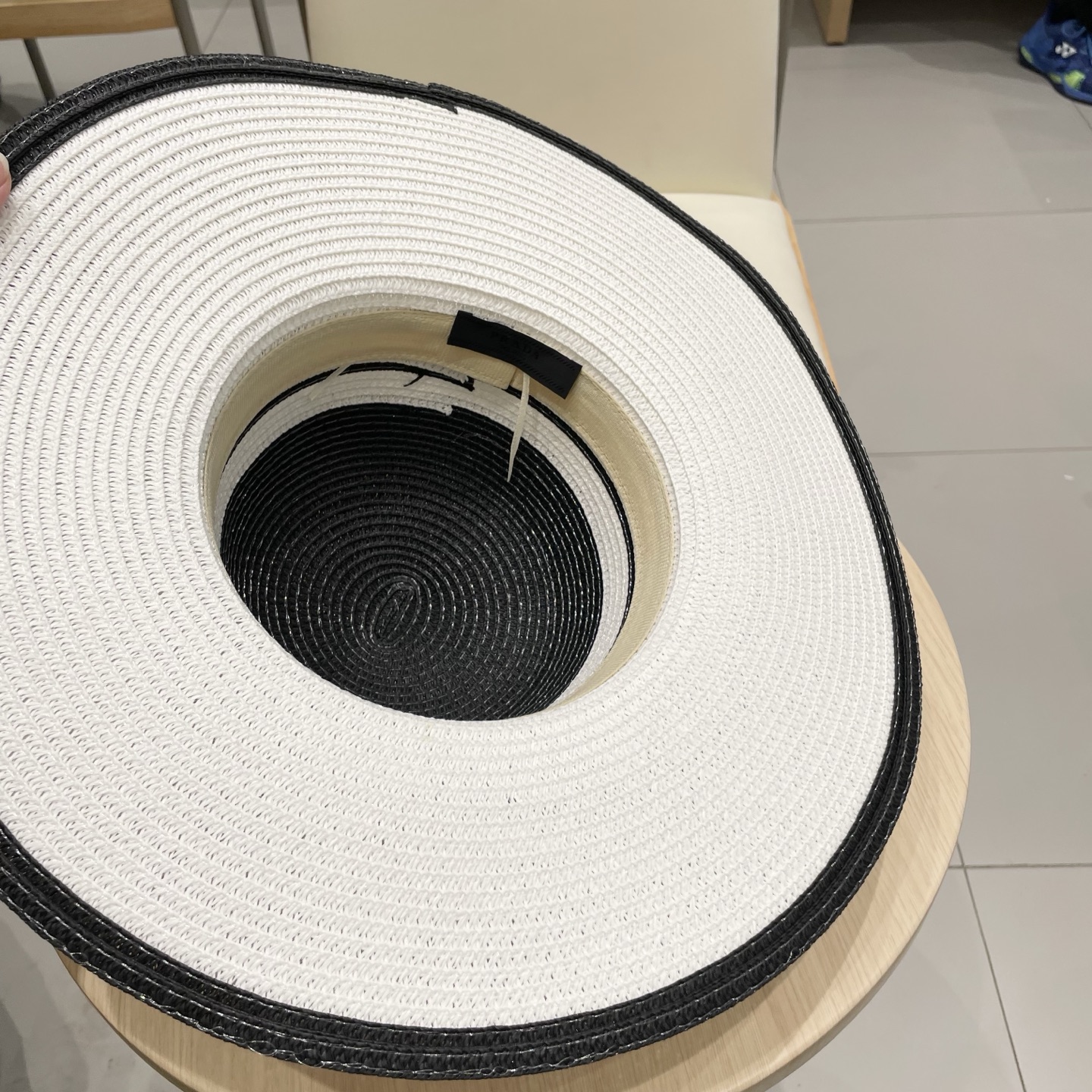  PRADA普拉达 2025新款大沿织带款草帽，旅行必备，超好搭配，赶紧入手！