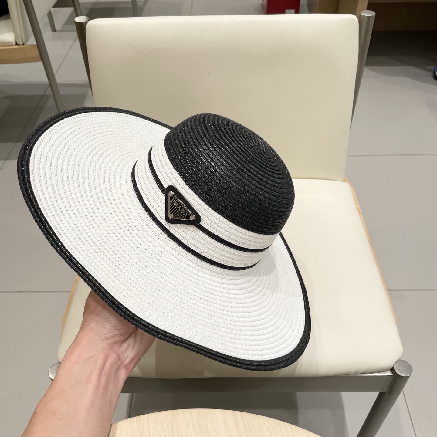  PRADA普拉达 2025新款大沿织带款草帽，旅行必备，超好搭配，赶紧入手！