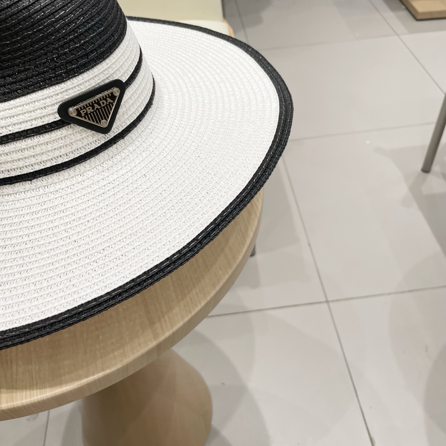  PRADA普拉达 2025新款大沿织带款草帽，旅行必备，超好搭配，赶紧入手！
