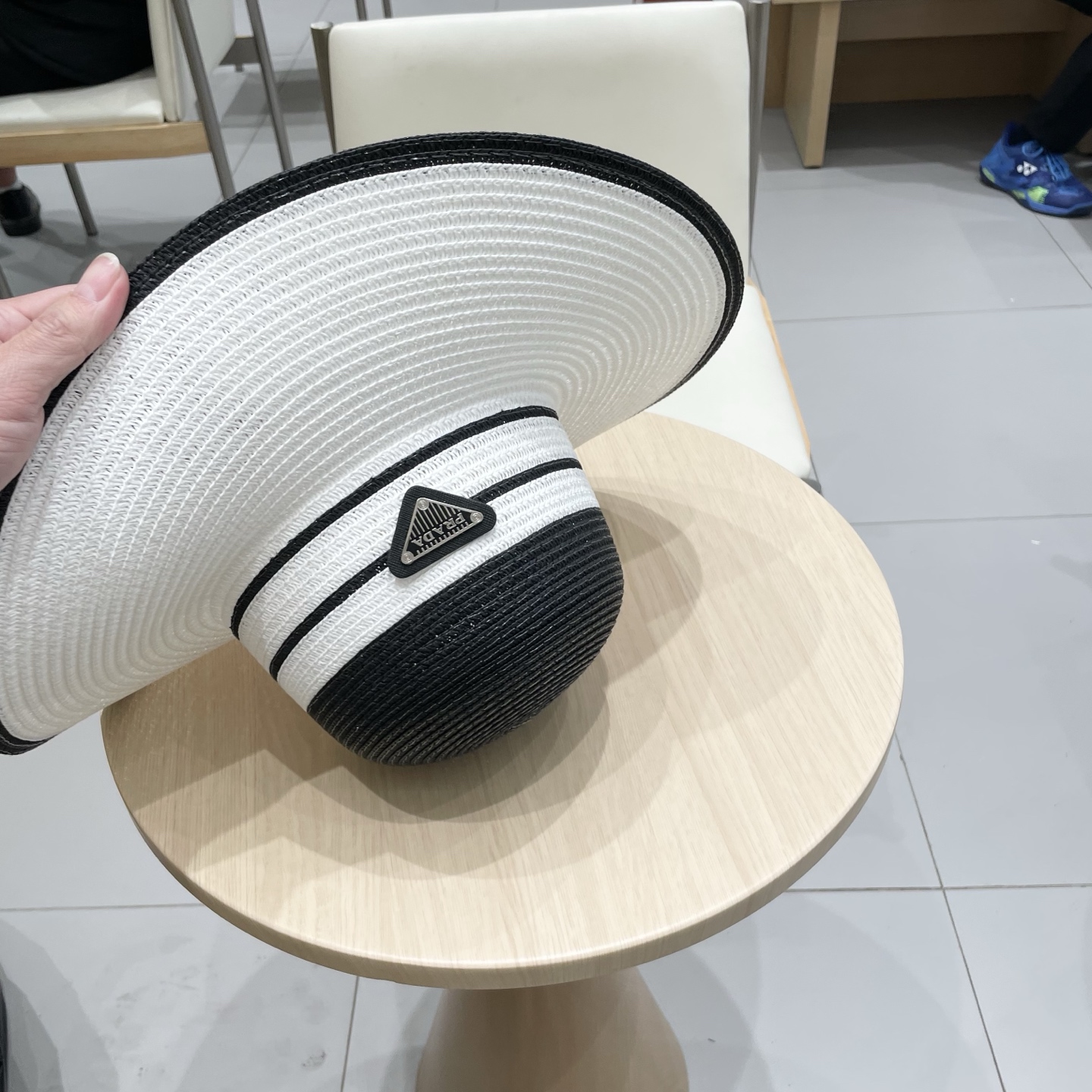  PRADA普拉达 2025新款大沿织带款草帽，旅行必备，超好搭配，赶紧入手！