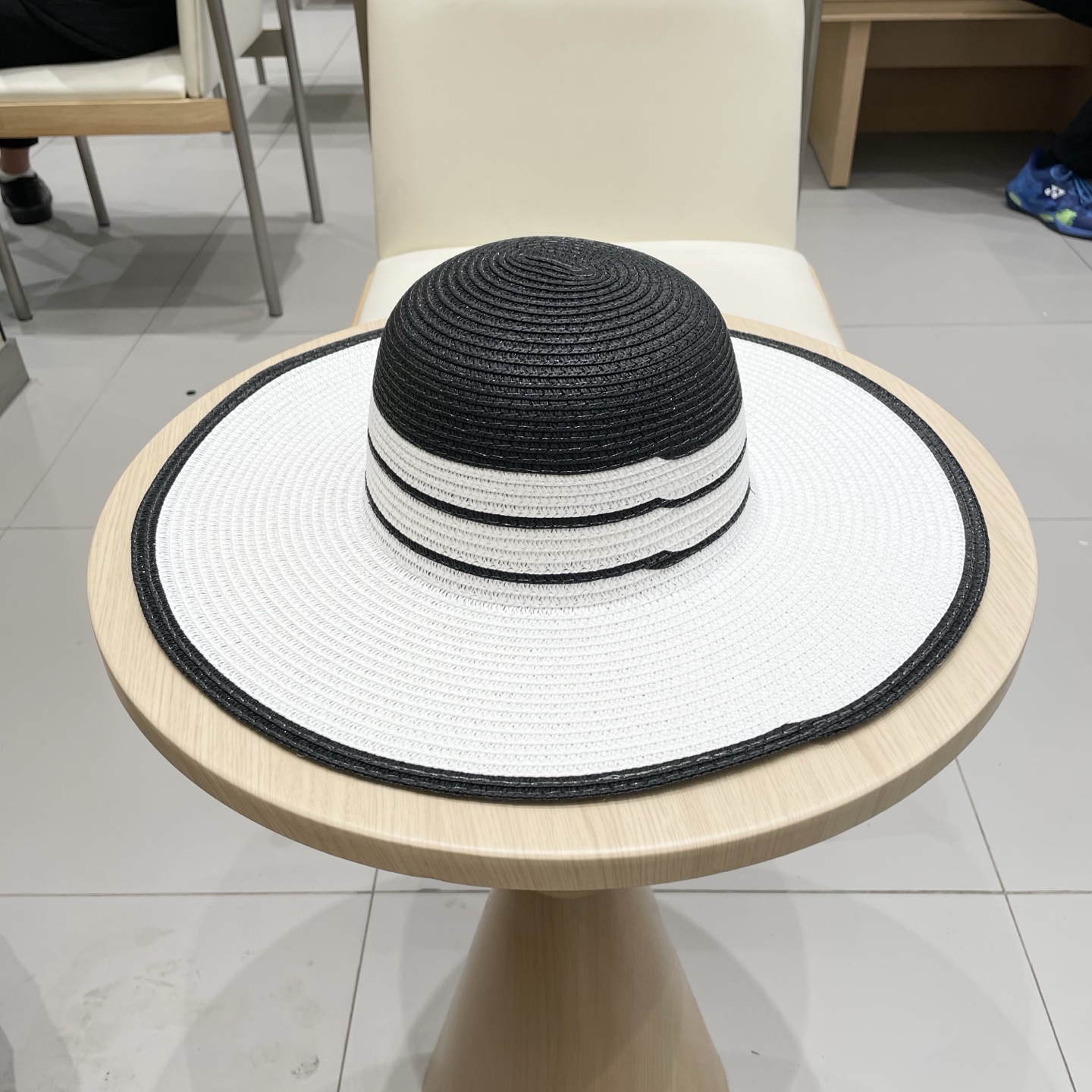  PRADA普拉达 2025新款大沿织带款草帽，旅行必备，超好搭配，赶紧入手！