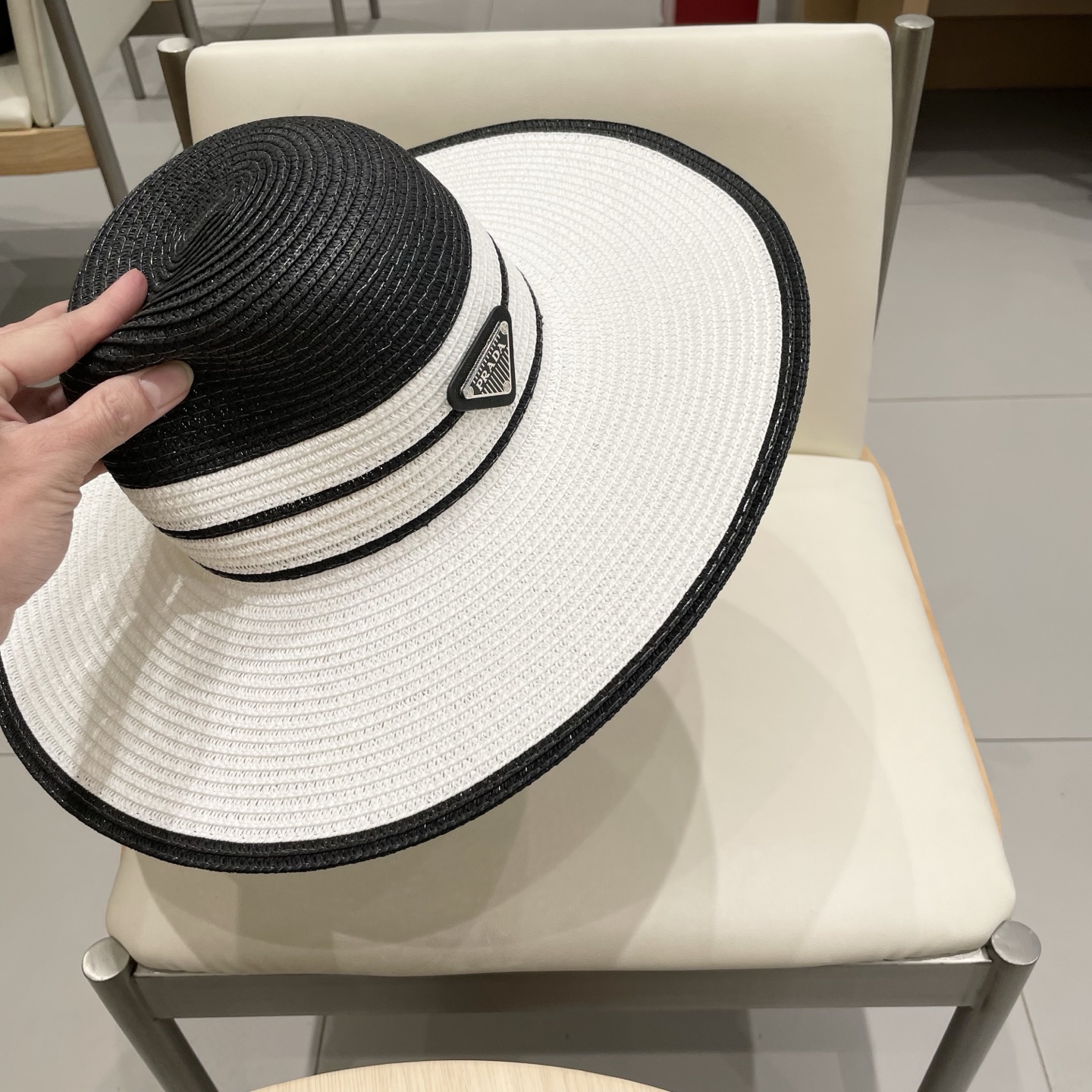  PRADA普拉达 2025新款大沿织带款草帽，旅行必备，超好搭配，赶紧入手！