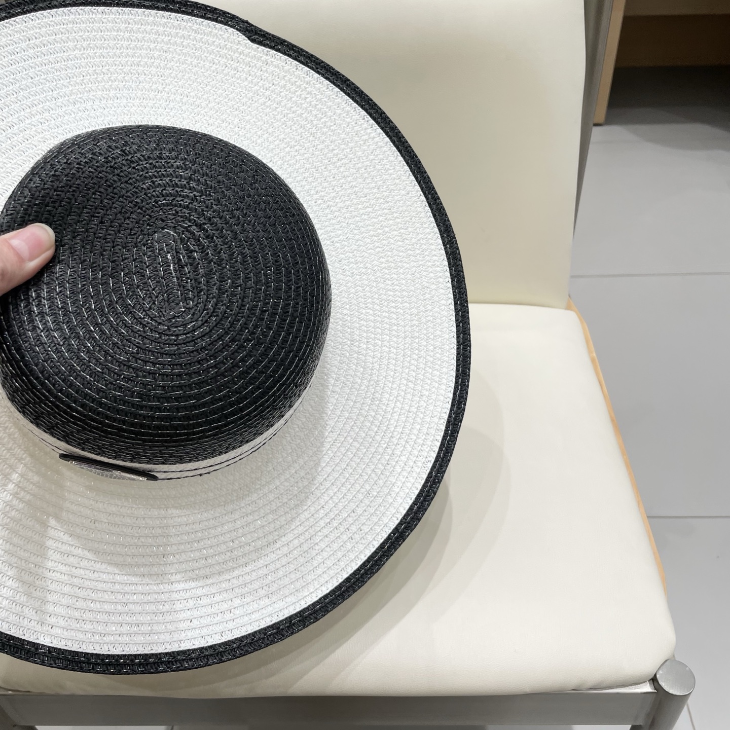  PRADA普拉达 2025新款大沿织带款草帽，旅行必备，超好搭配，赶紧入手！