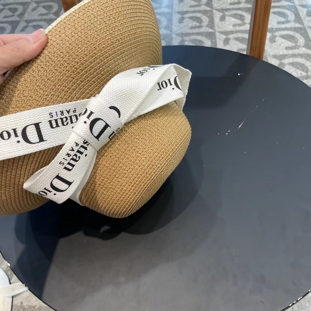  dior2025新款上架时尚草帽，超级流行的灯罩帽型，随便搭配都超好看！出门旅游，绝对要入手的一款
