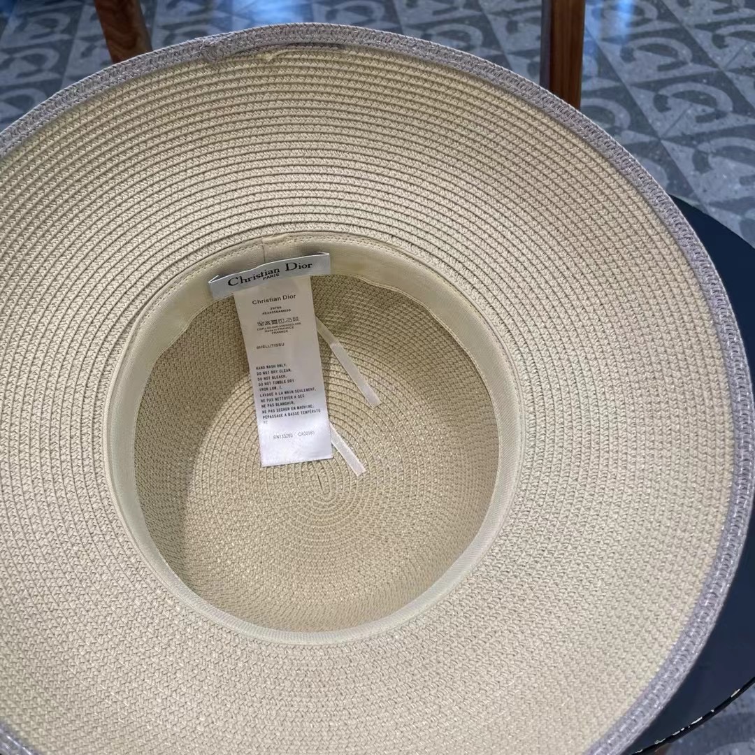  dior2025新款上架时尚草帽，超级流行的灯罩帽型，随便搭配都超好看！出门旅游，绝对要入手的一款