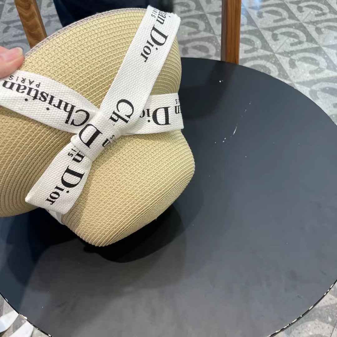  dior2025新款上架时尚草帽，超级流行的灯罩帽型，随便搭配都超好看！出门旅游，绝对要入手的一款