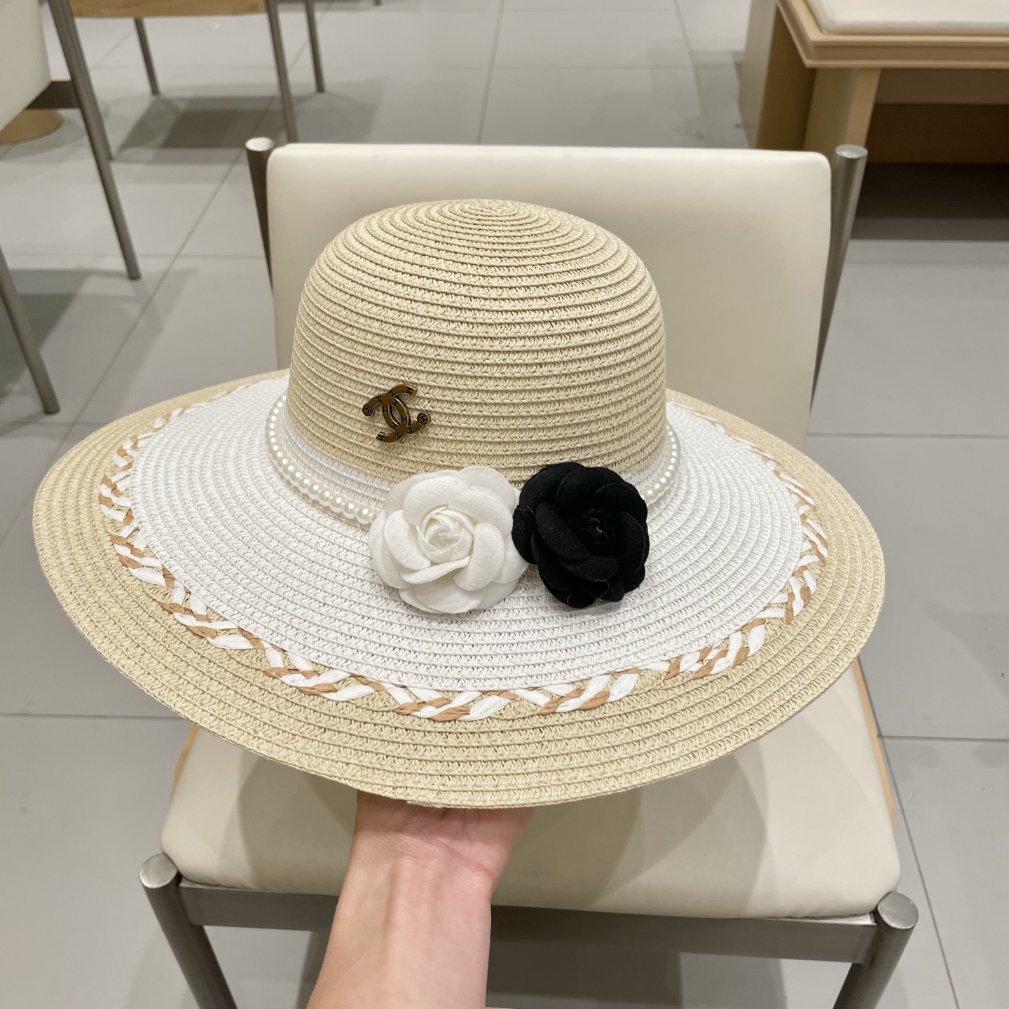 【Chanel香奈儿】2025新款山茶花拼色编织草帽，度假休闲必备，优雅大方的一款