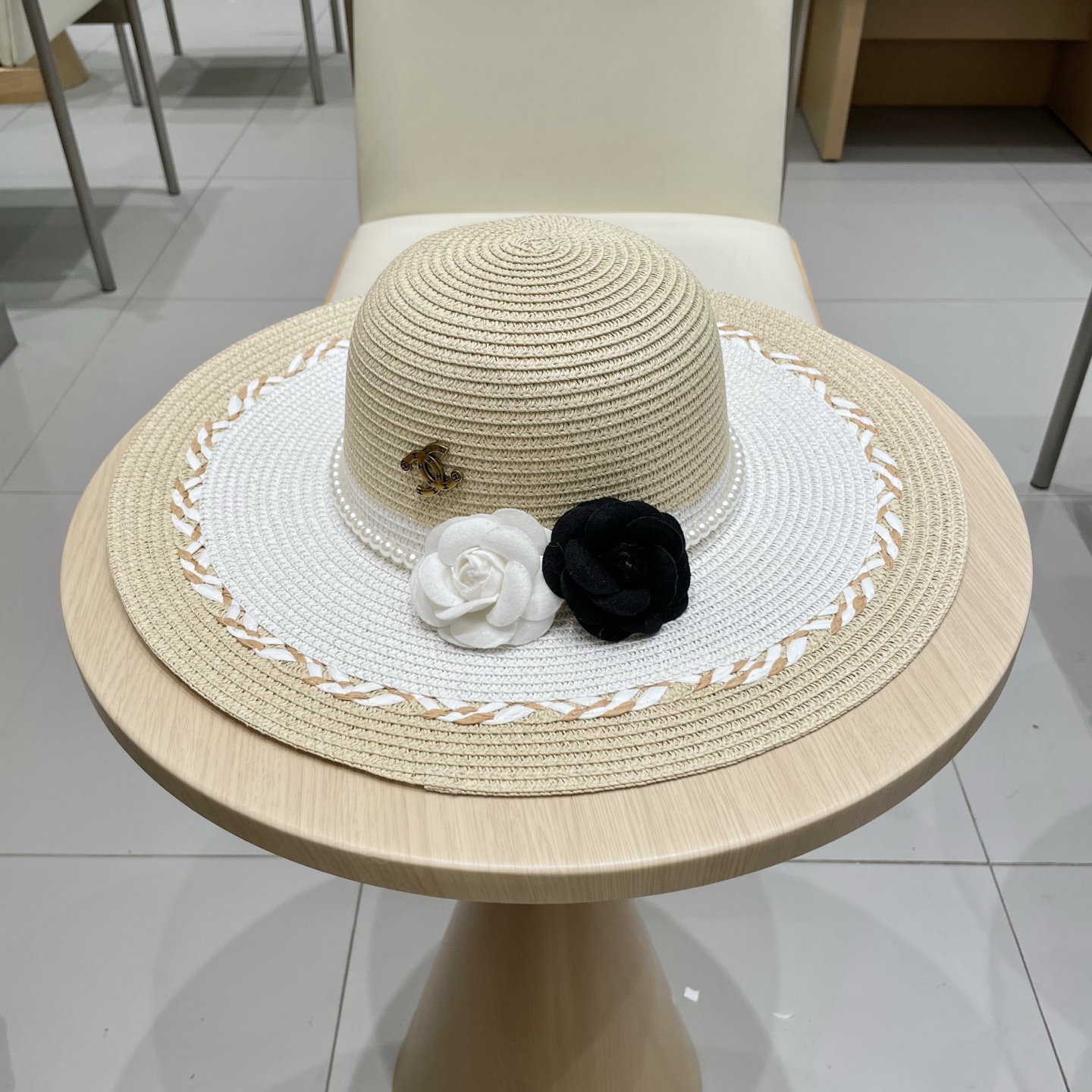 【Chanel香奈儿】2025新款山茶花拼色编织草帽，度假休闲必备，优雅大方的一款