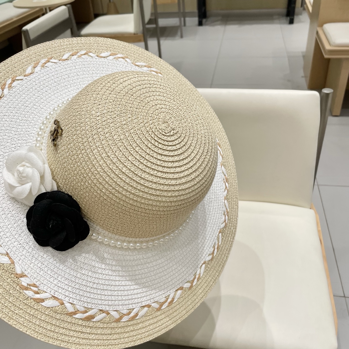 【Chanel香奈儿】2025新款山茶花拼色编织草帽，度假休闲必备，优雅大方的一款