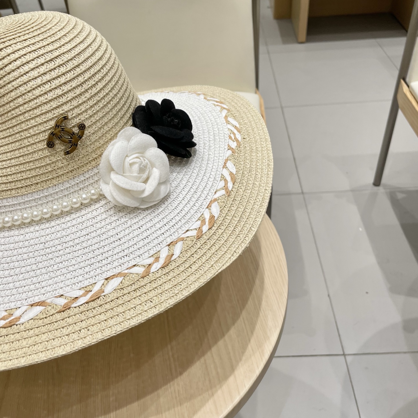 【Chanel香奈儿】2025新款山茶花拼色编织草帽，度假休闲必备，优雅大方的一款