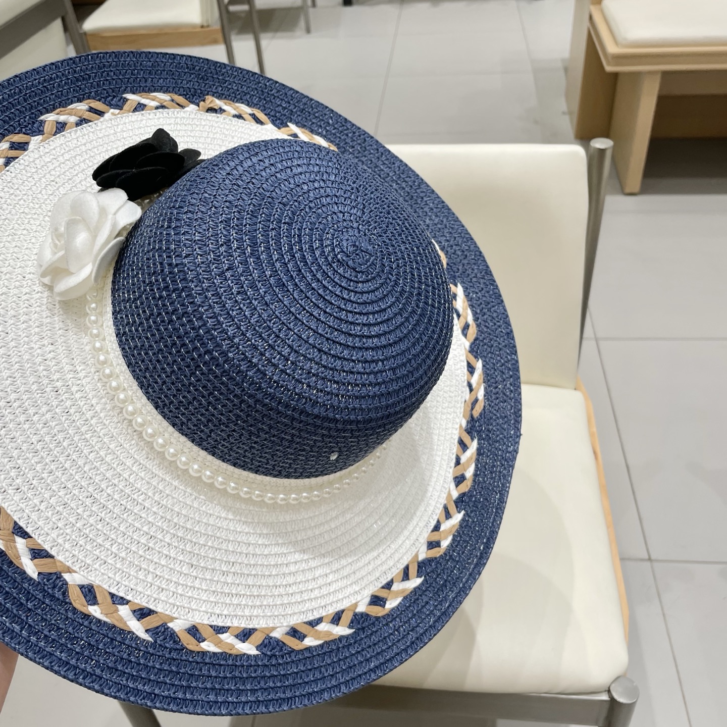 【Chanel香奈儿】2025新款山茶花拼色编织草帽，度假休闲必备，优雅大方的一款