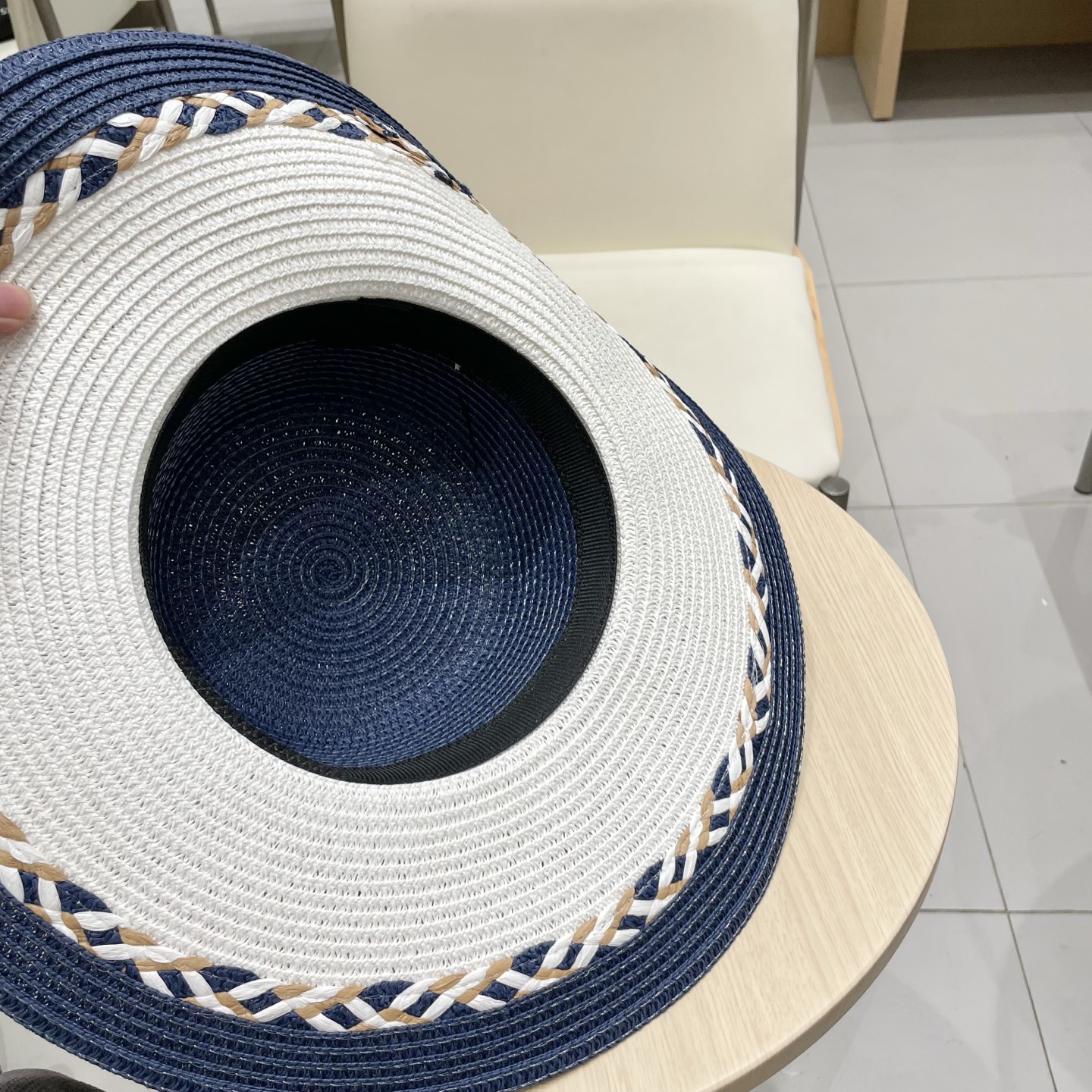 【Chanel香奈儿】2025新款山茶花拼色编织草帽，度假休闲必备，优雅大方的一款