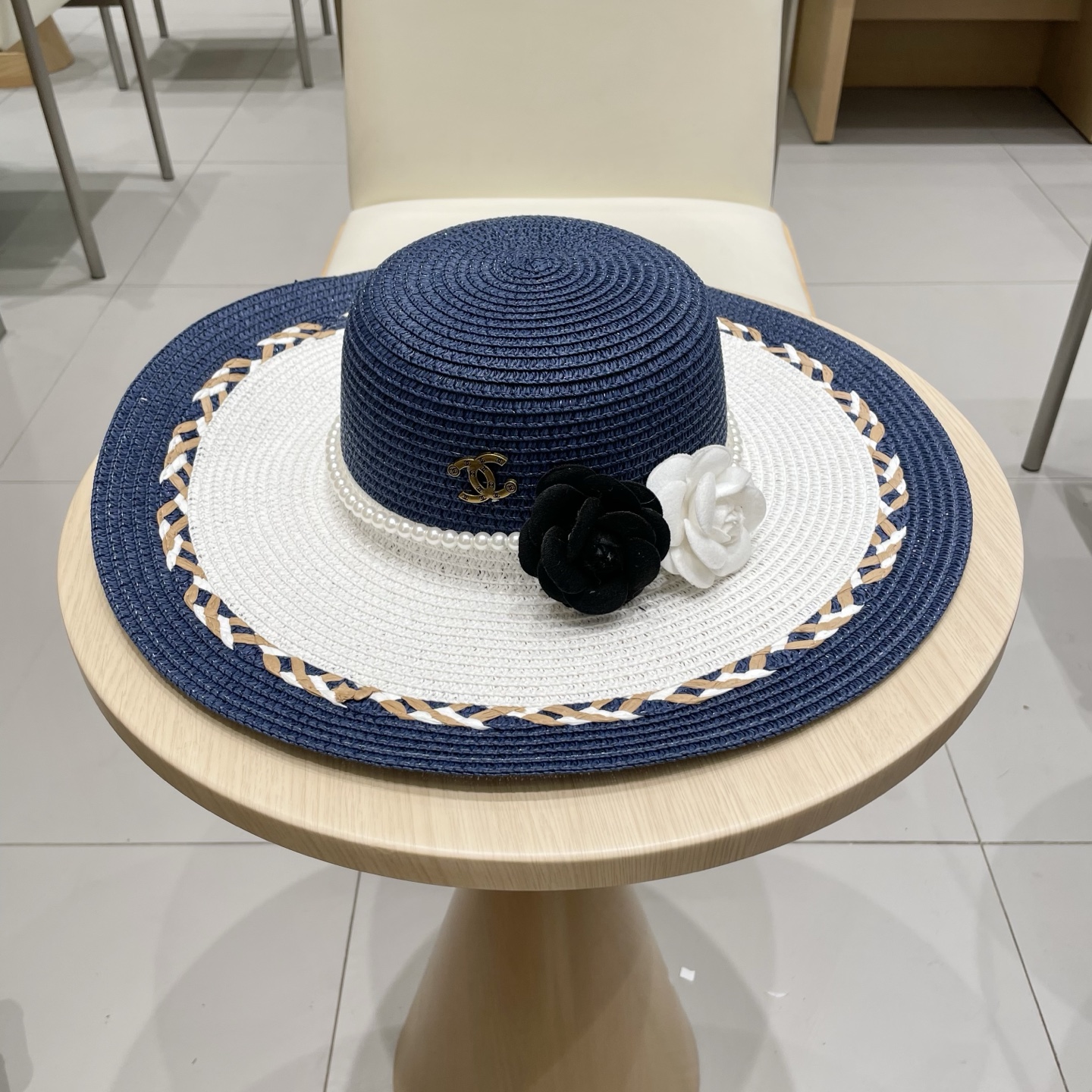 【Chanel香奈儿】2025新款山茶花拼色编织草帽，度假休闲必备，优雅大方的一款