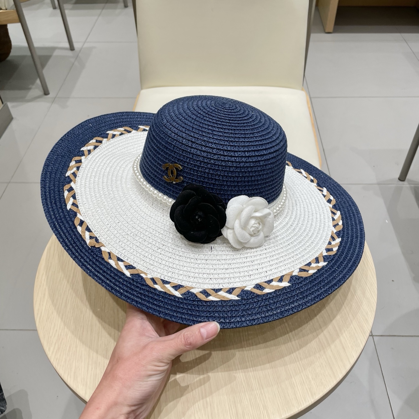 【Chanel香奈儿】2025新款山茶花拼色编织草帽，度假休闲必备，优雅大方的一款
