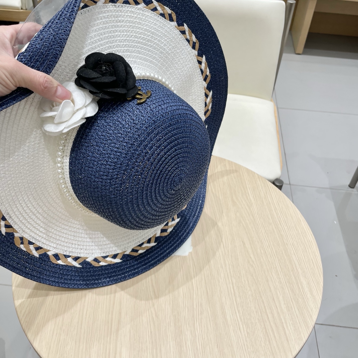 【Chanel香奈儿】2025新款山茶花拼色编织草帽，度假休闲必备，优雅大方的一款