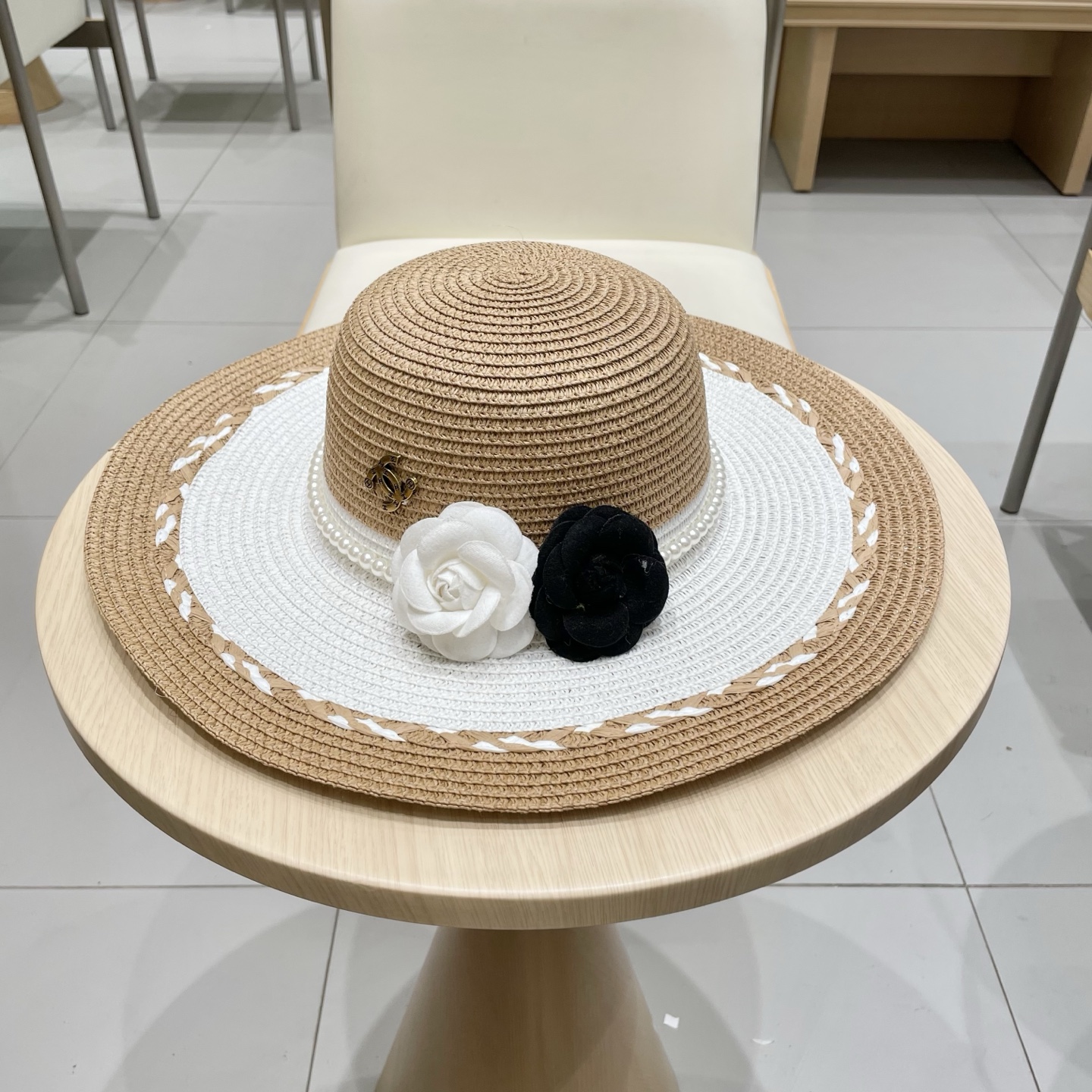 【Chanel香奈儿】2025新款山茶花拼色编织草帽，度假休闲必备，优雅大方的一款