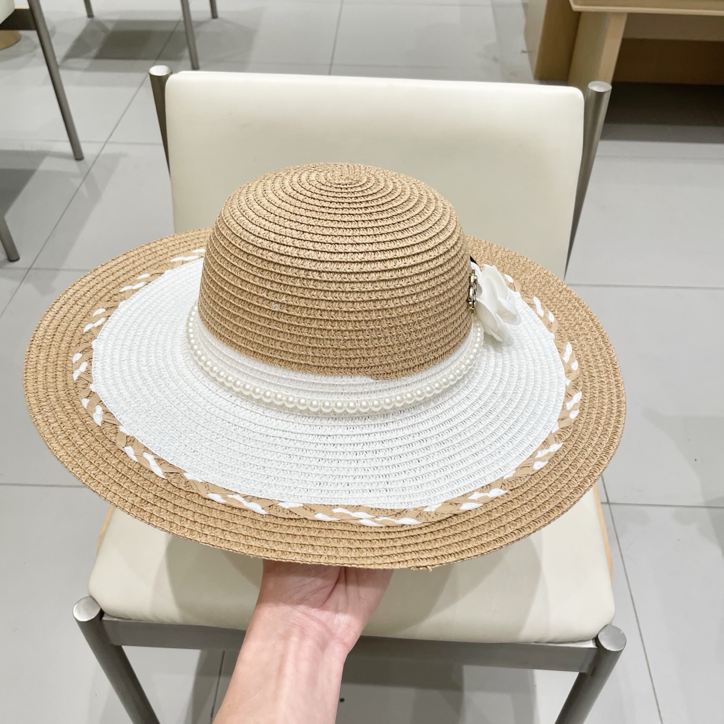 【Chanel香奈儿】2025新款山茶花拼色编织草帽，度假休闲必备，优雅大方的一款