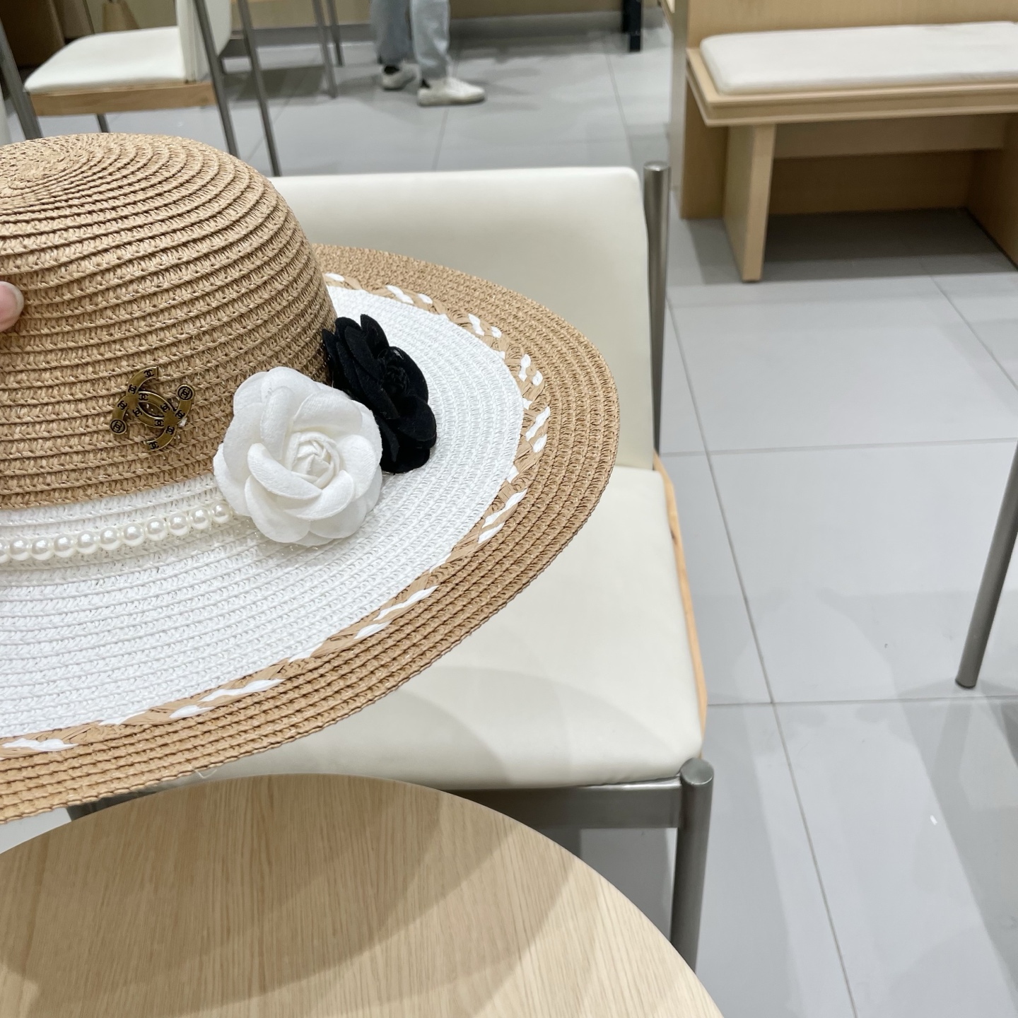 【Chanel香奈儿】2025新款山茶花拼色编织草帽，度假休闲必备，优雅大方的一款