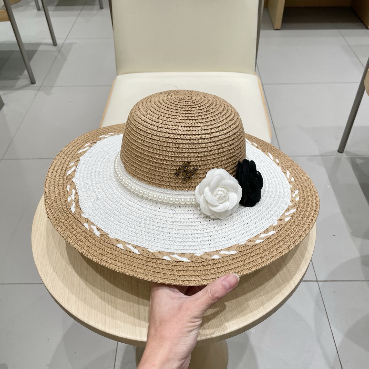 【Chanel香奈儿】2025新款山茶花拼色编织草帽，度假休闲必备，优雅大方的一款