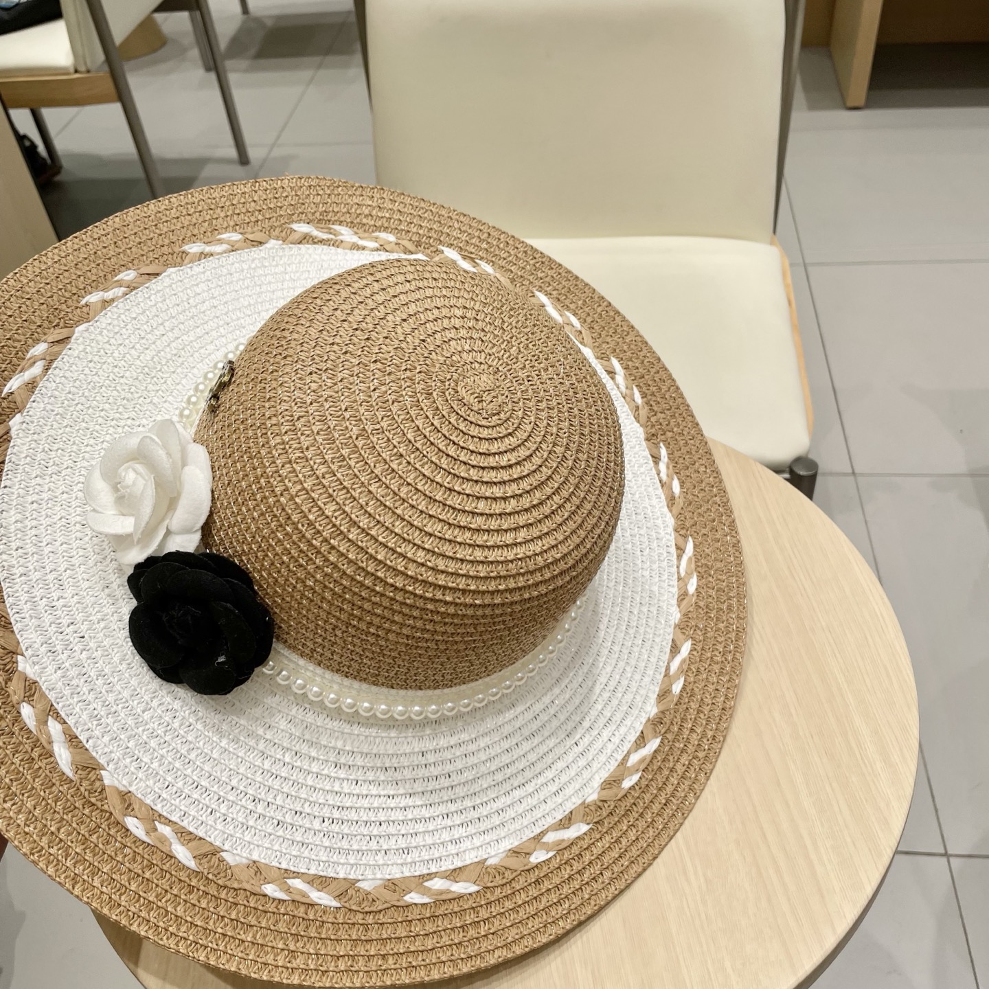 【Chanel香奈儿】2025新款山茶花拼色编织草帽，度假休闲必备，优雅大方的一款