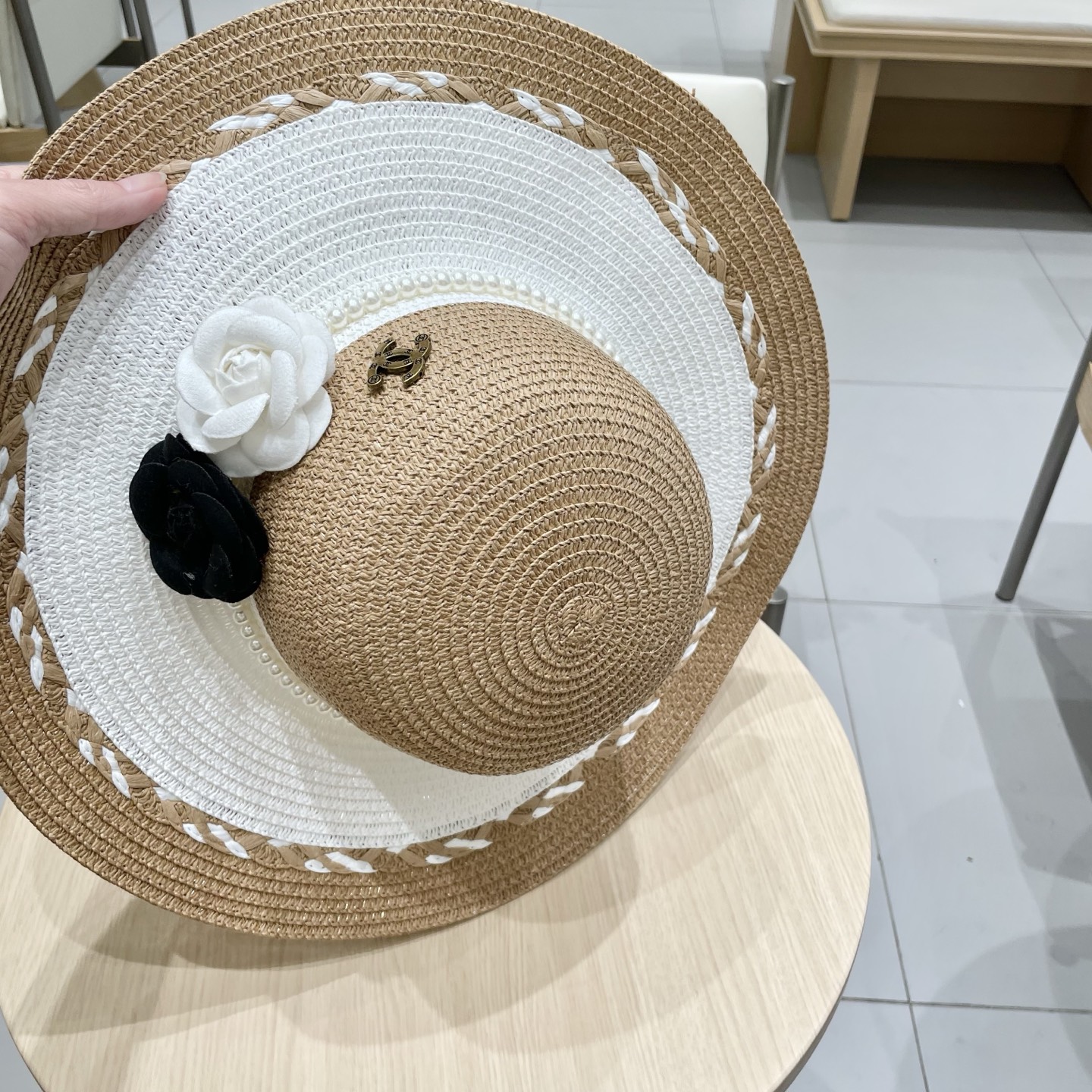 【Chanel香奈儿】2025新款山茶花拼色编织草帽，度假休闲必备，优雅大方的一款