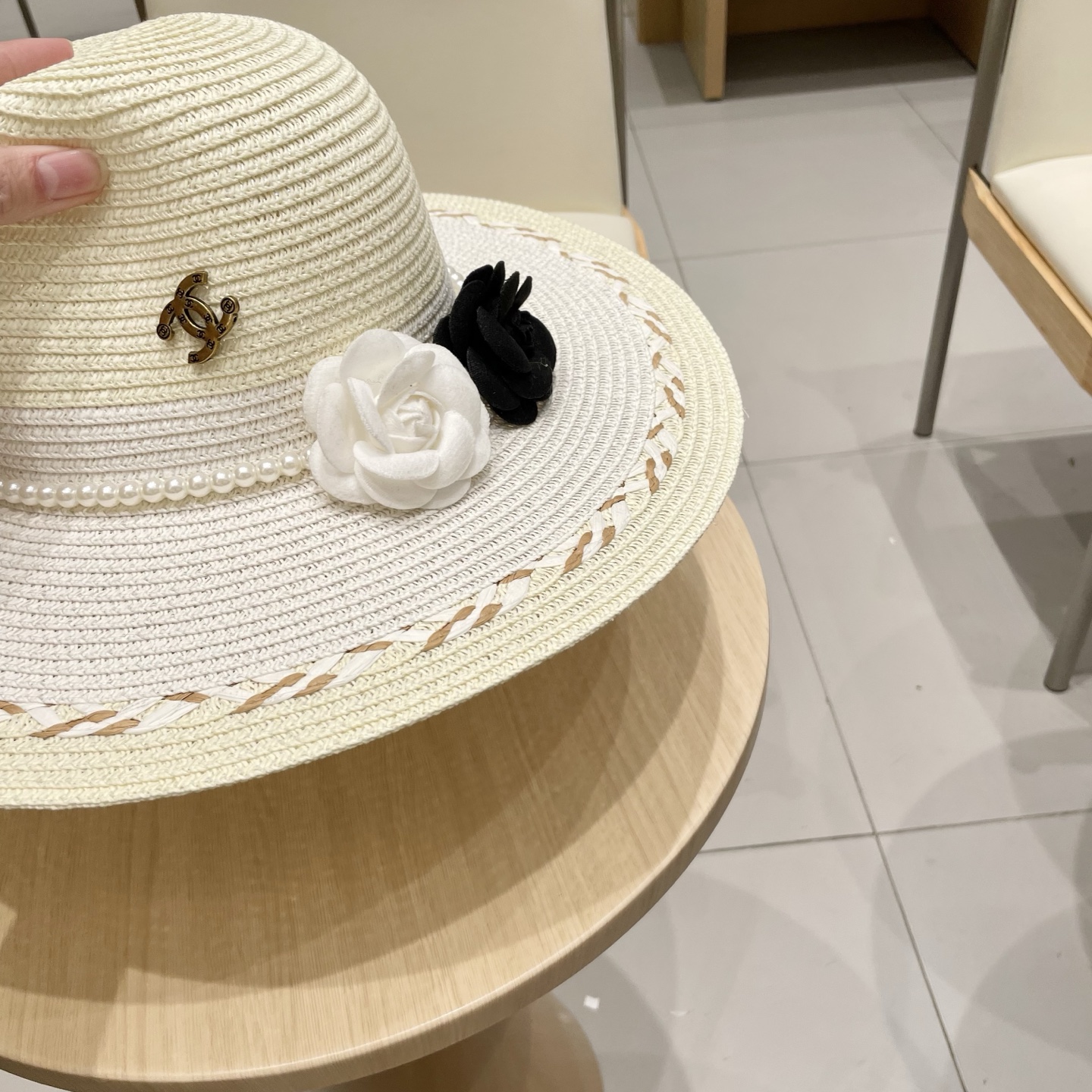 【Chanel香奈儿】2025新款山茶花拼色编织草帽，度假休闲必备，优雅大方的一款