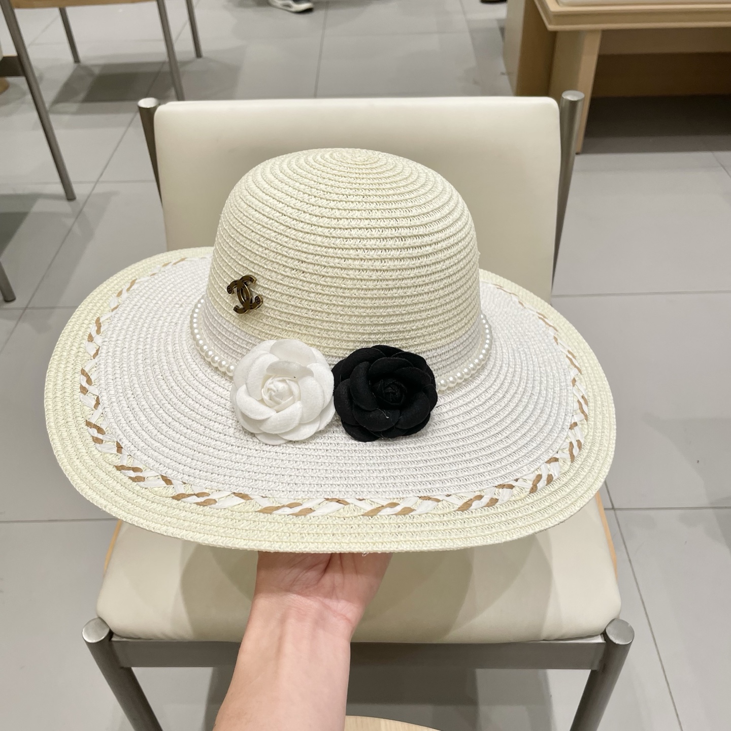 【Chanel香奈儿】2025新款山茶花拼色编织草帽，度假休闲必备，优雅大方的一款