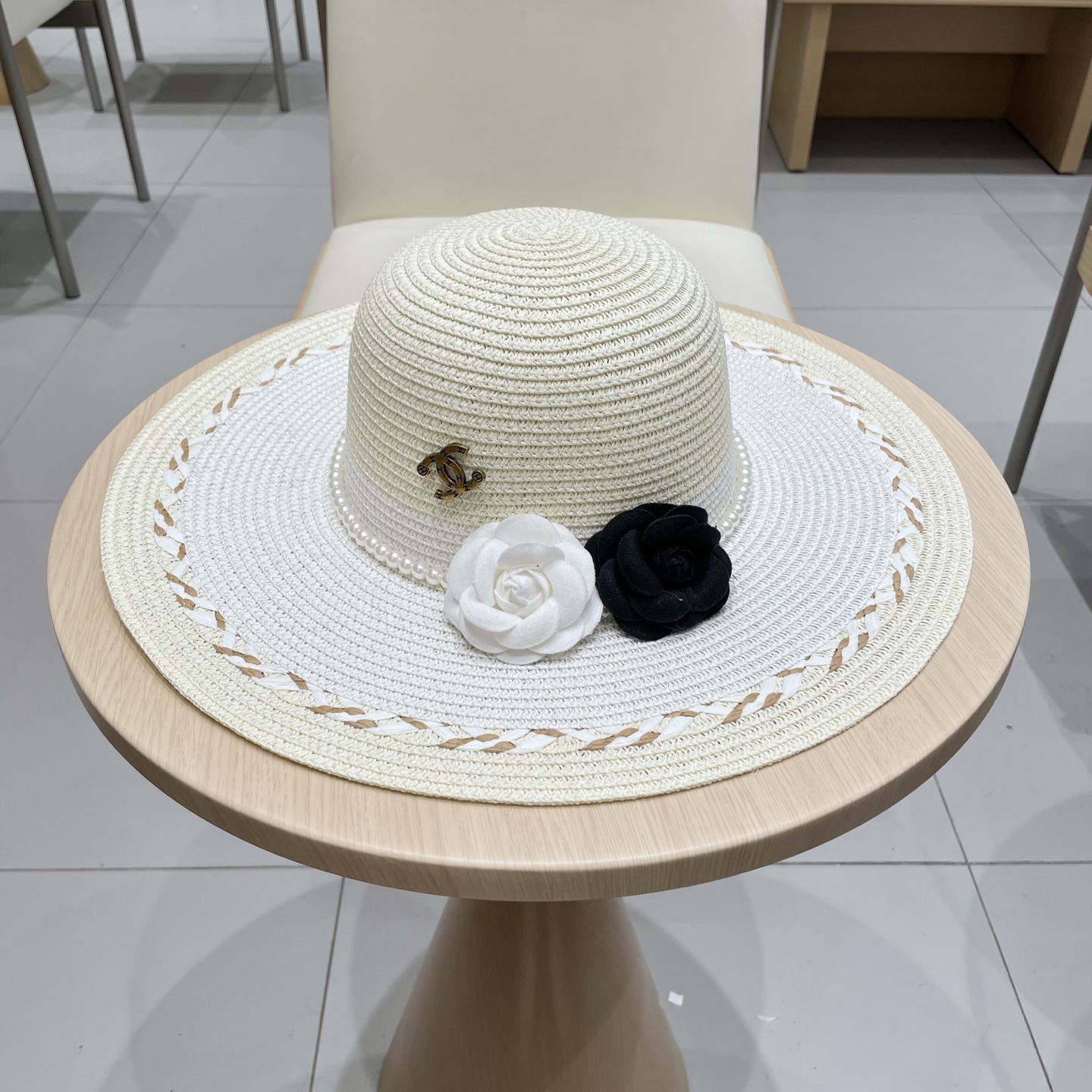 【Chanel香奈儿】2025新款山茶花拼色编织草帽，度假休闲必备，优雅大方的一款