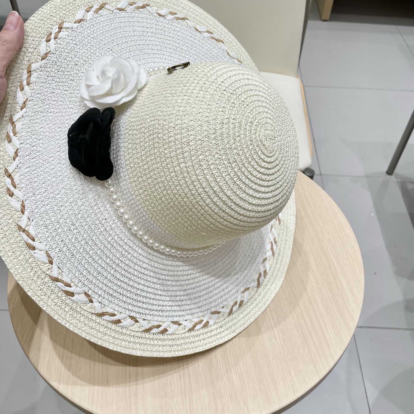 【Chanel香奈儿】2025新款山茶花拼色编织草帽，度假休闲必备，优雅大方的一款