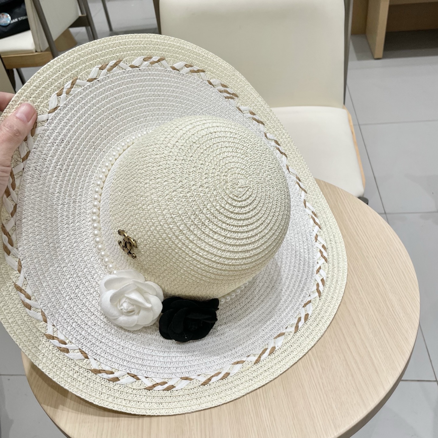 【Chanel香奈儿】2025新款山茶花拼色编织草帽，度假休闲必备，优雅大方的一款