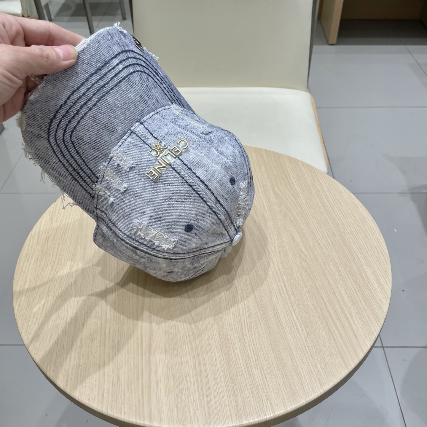  CELINE 塞琳 新款 🆕 棒球帽 🧢 
logo比较小一点 楦型 通通不一专柜热卖款轻盈透气
完美