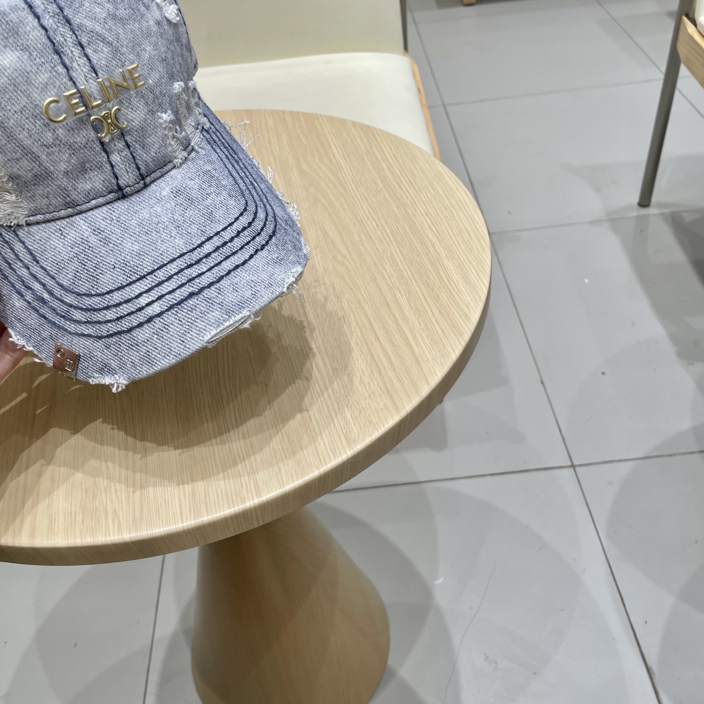  CELINE 塞琳 新款 🆕 棒球帽 🧢 
logo比较小一点 楦型 通通不一专柜热卖款轻盈透气
完美