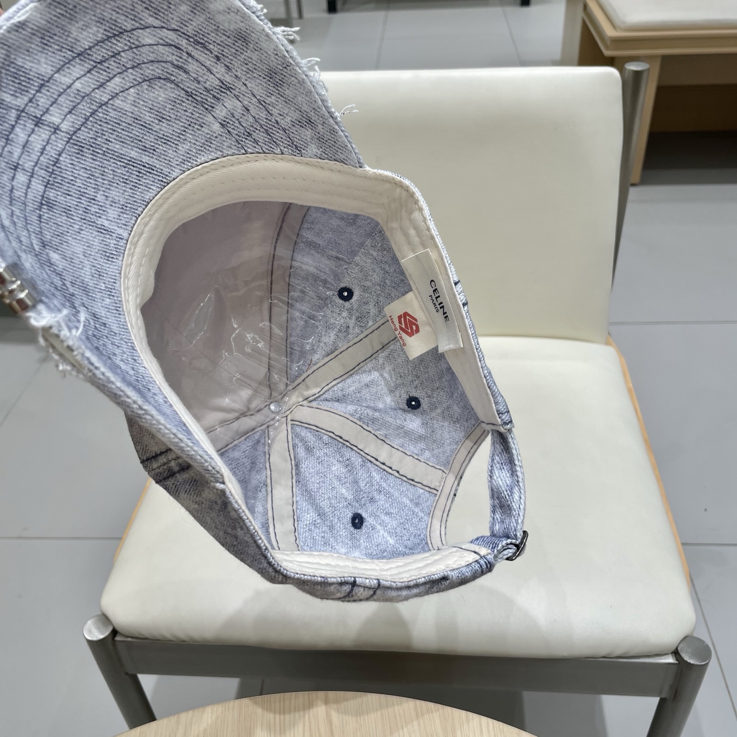  CELINE 塞琳 新款 🆕 棒球帽 🧢 
logo比较小一点 楦型 通通不一专柜热卖款轻盈透气
完美