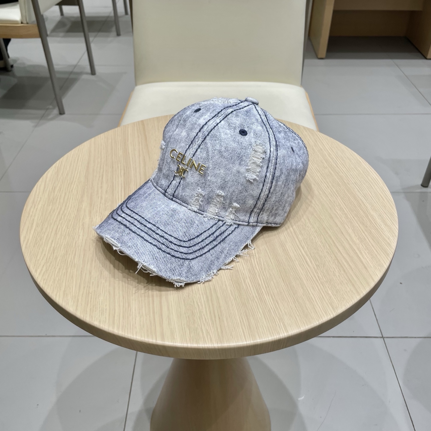  CELINE 塞琳 新款 🆕 棒球帽 🧢 
logo比较小一点 楦型 通通不一专柜热卖款轻盈透气
完美