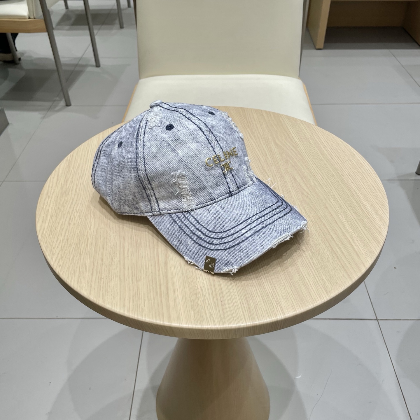  CELINE 塞琳 新款 🆕 棒球帽 🧢 
logo比较小一点 楦型 通通不一专柜热卖款轻盈透气
完美