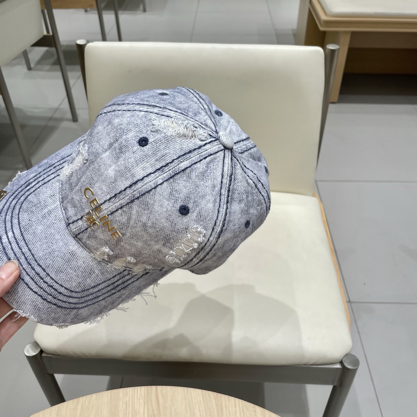  CELINE 塞琳 新款 🆕 棒球帽 🧢 
logo比较小一点 楦型 通通不一专柜热卖款轻盈透气
完美