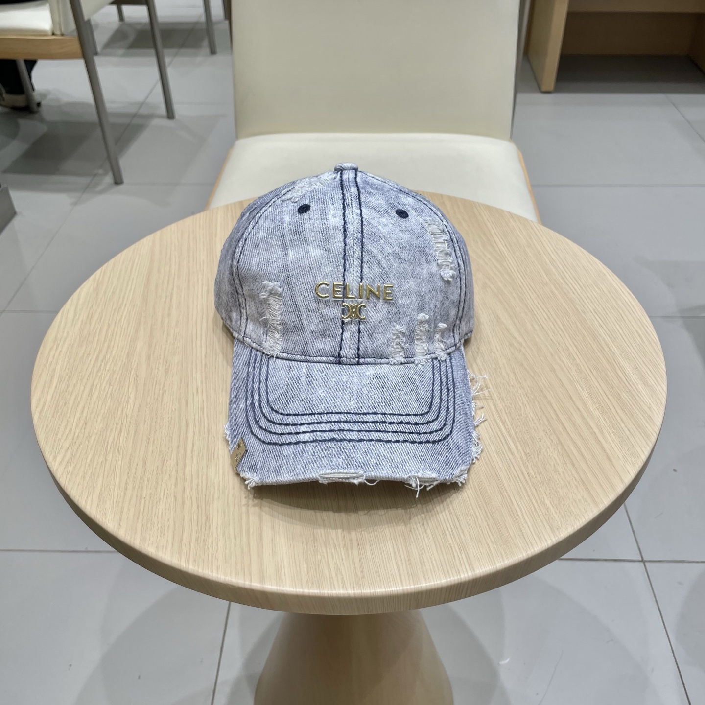  CELINE 塞琳 新款 🆕 棒球帽 🧢 
logo比较小一点 楦型 通通不一专柜热卖款轻盈透气
完美