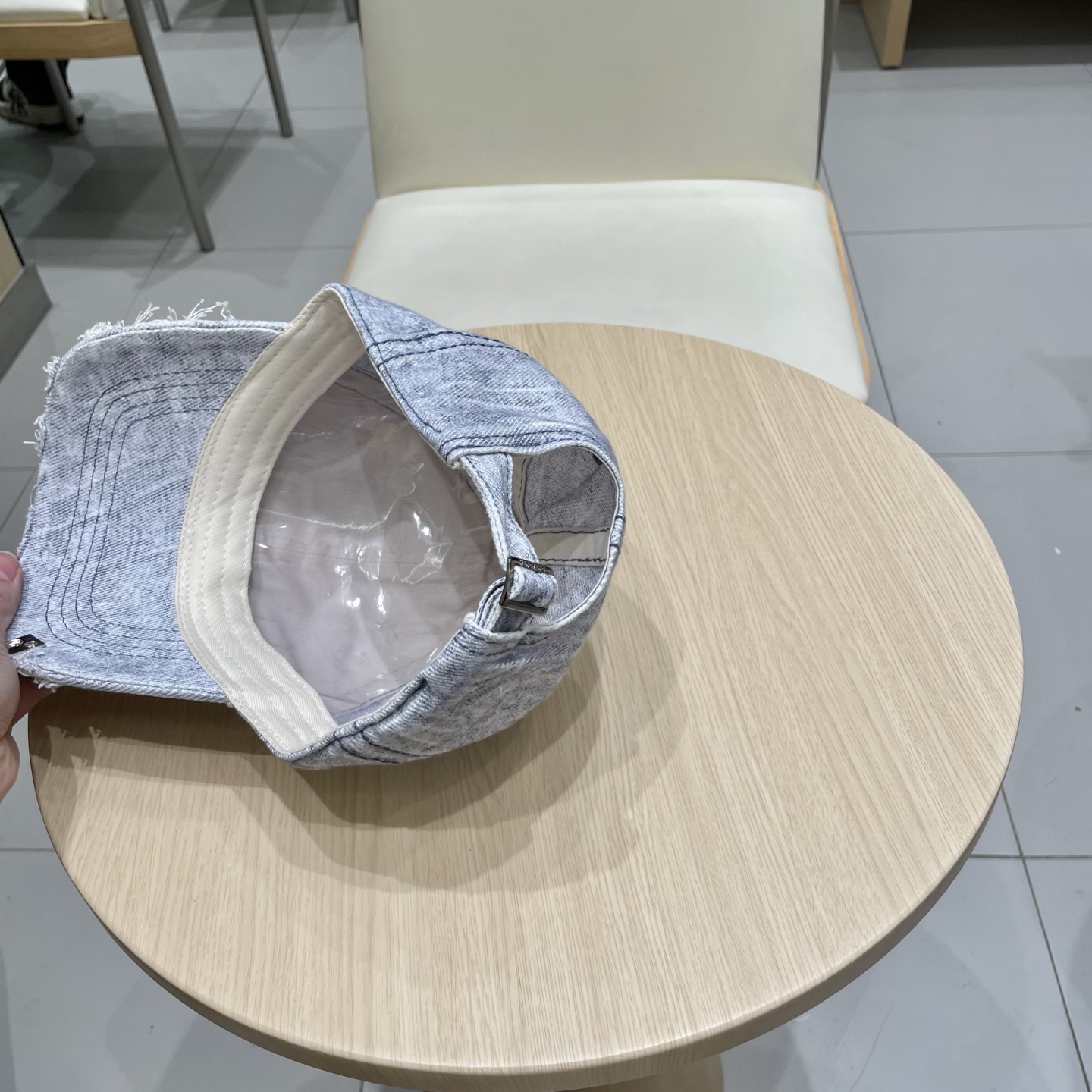  CELINE 塞琳 新款 🆕 棒球帽 🧢 
logo比较小一点 楦型 通通不一专柜热卖款轻盈透气
完美