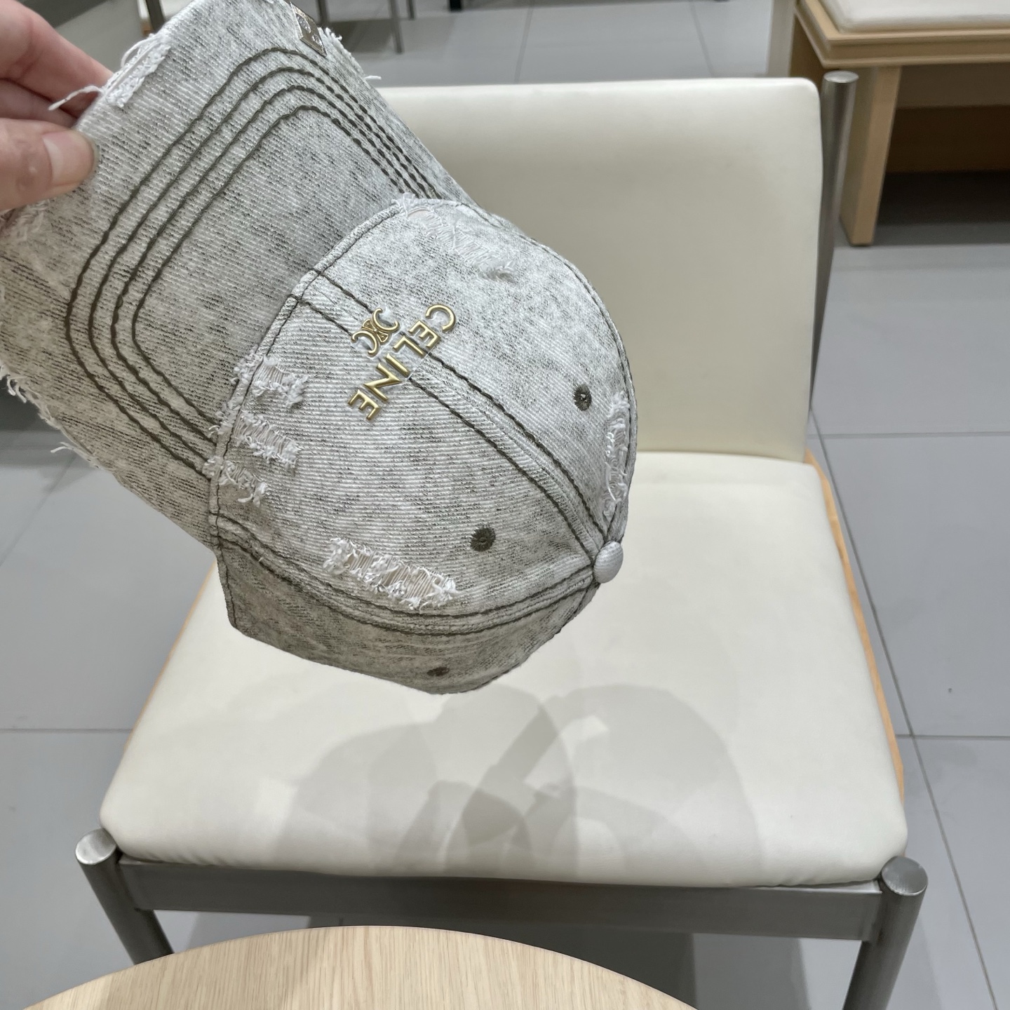  CELINE 塞琳 新款 🆕 棒球帽 🧢 
logo比较小一点 楦型 通通不一专柜热卖款轻盈透气
完美