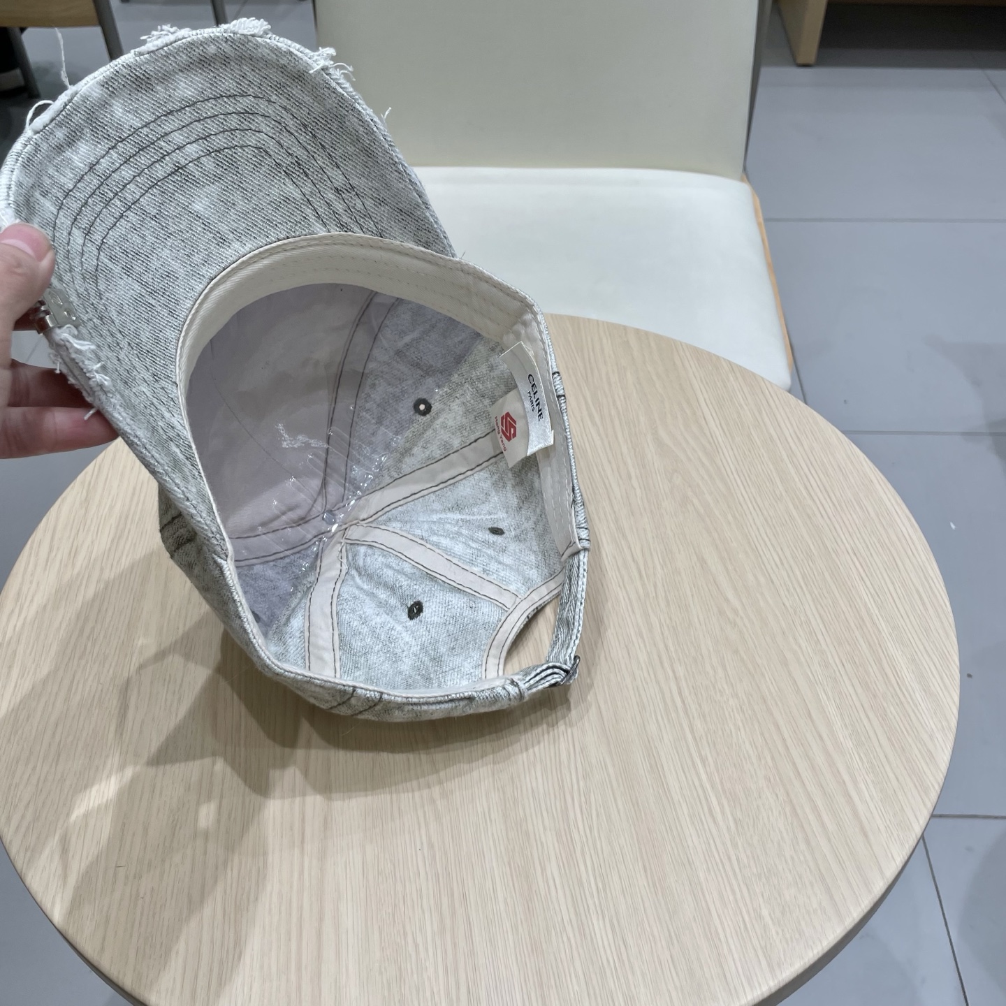  CELINE 塞琳 新款 🆕 棒球帽 🧢 
logo比较小一点 楦型 通通不一专柜热卖款轻盈透气
完美