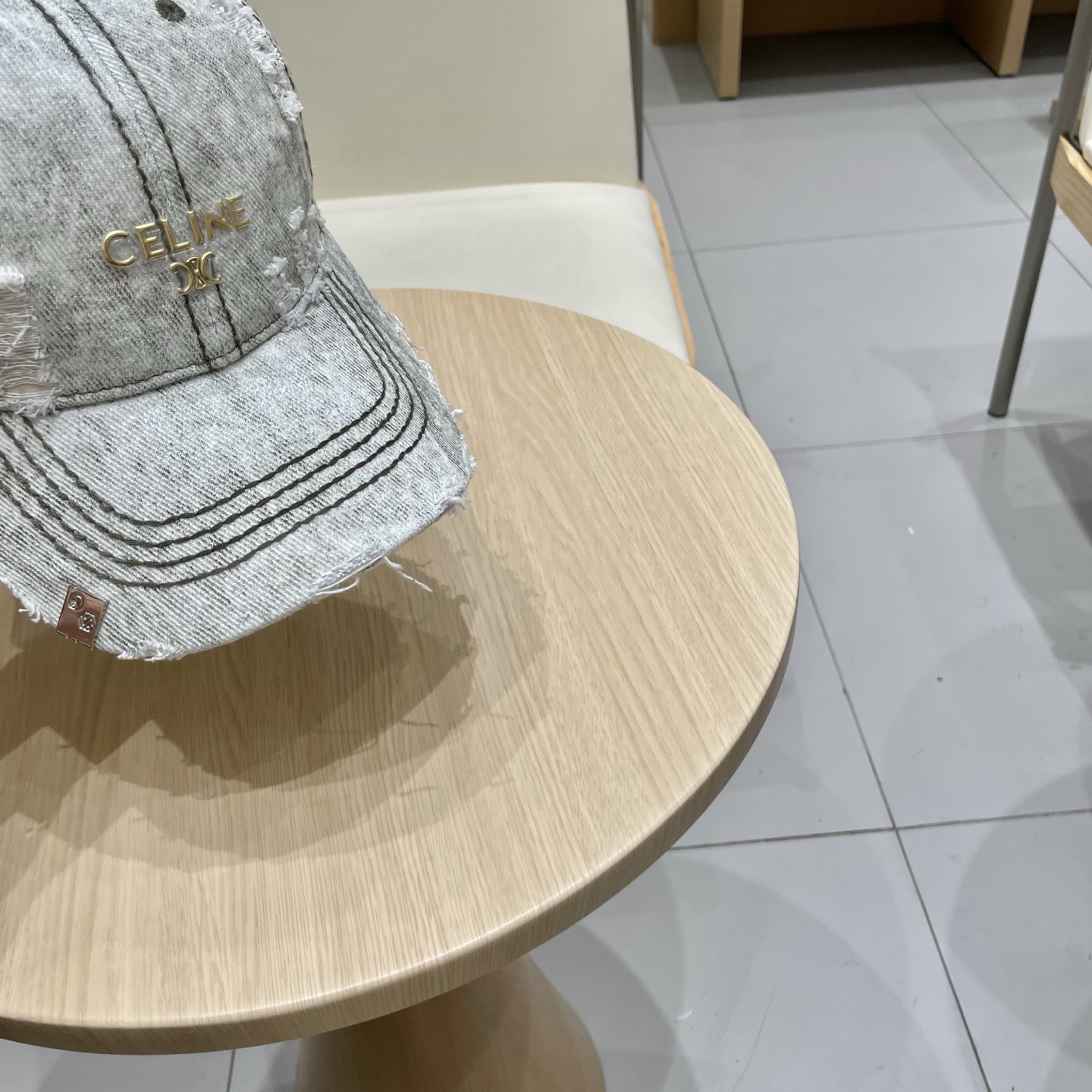  CELINE 塞琳 新款 🆕 棒球帽 🧢 
logo比较小一点 楦型 通通不一专柜热卖款轻盈透气
完美