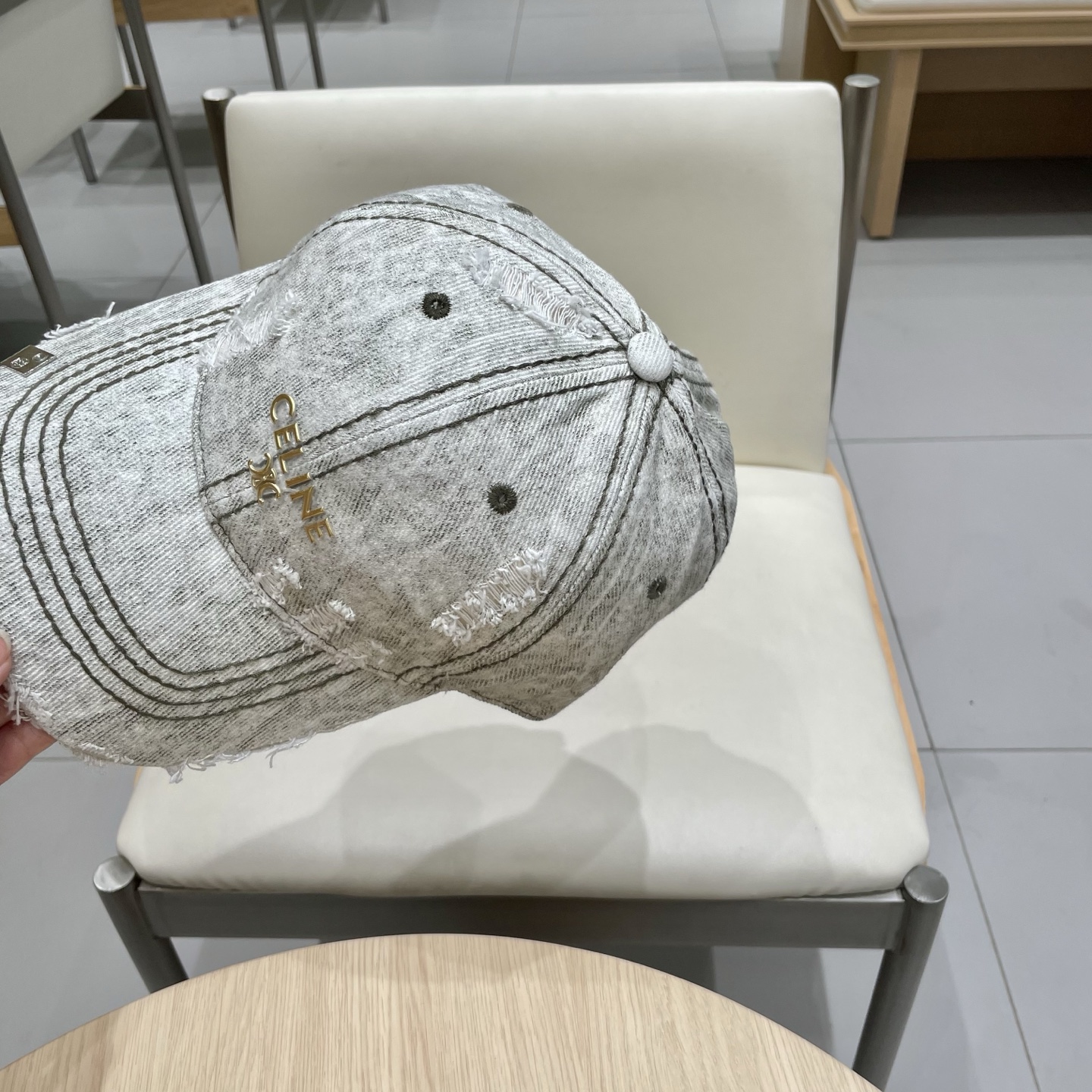  CELINE 塞琳 新款 🆕 棒球帽 🧢 
logo比较小一点 楦型 通通不一专柜热卖款轻盈透气
完美