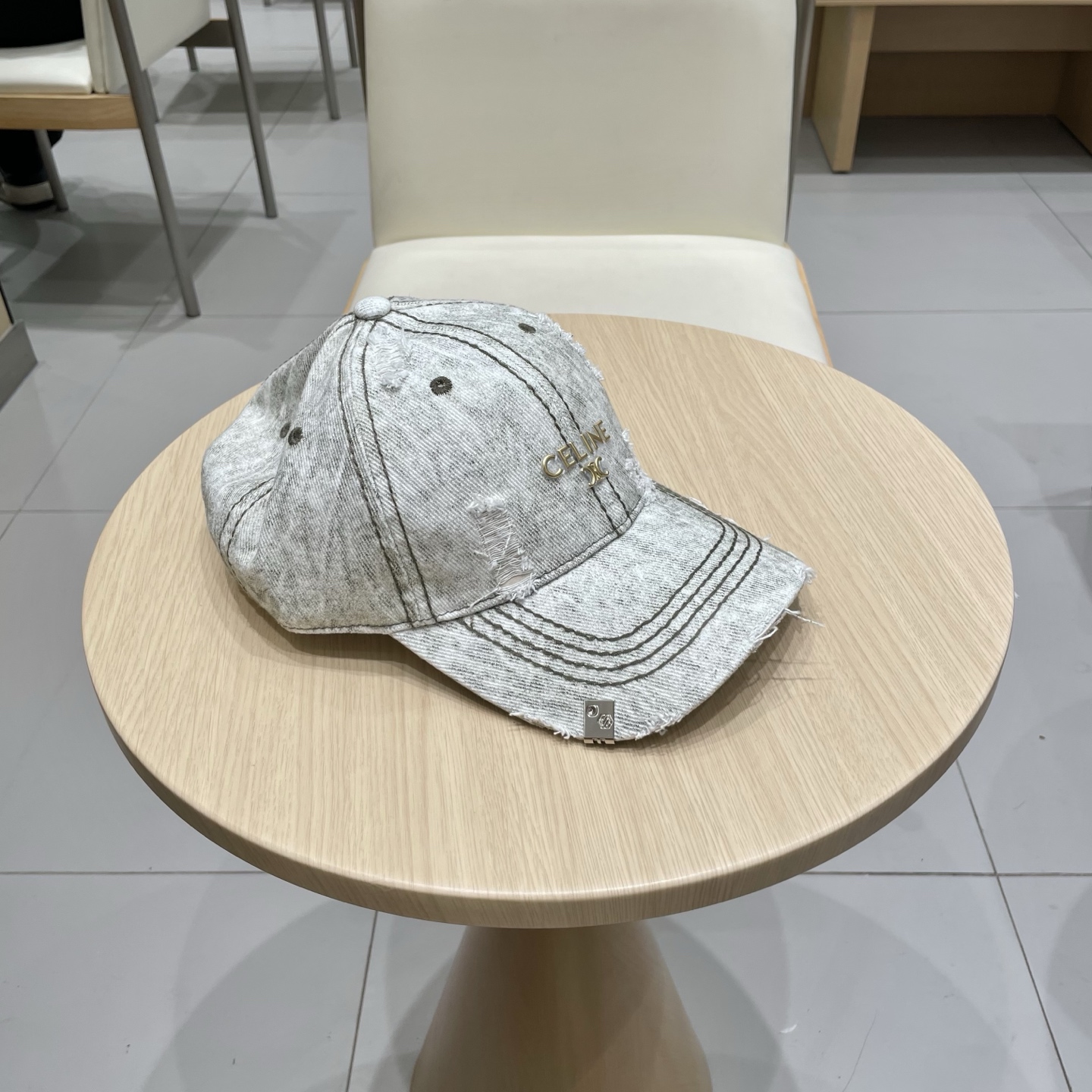  CELINE 塞琳 新款 🆕 棒球帽 🧢 
logo比较小一点 楦型 通通不一专柜热卖款轻盈透气
完美