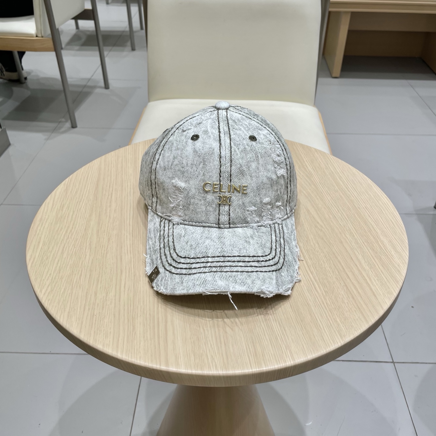  CELINE 塞琳 新款 🆕 棒球帽 🧢 
logo比较小一点 楦型 通通不一专柜热卖款轻盈透气
完美