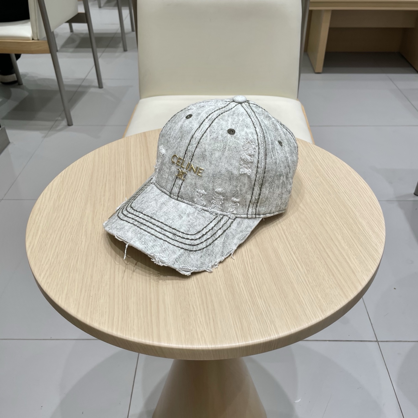  CELINE 塞琳 新款 🆕 棒球帽 🧢 
logo比较小一点 楦型 通通不一专柜热卖款轻盈透气
完美