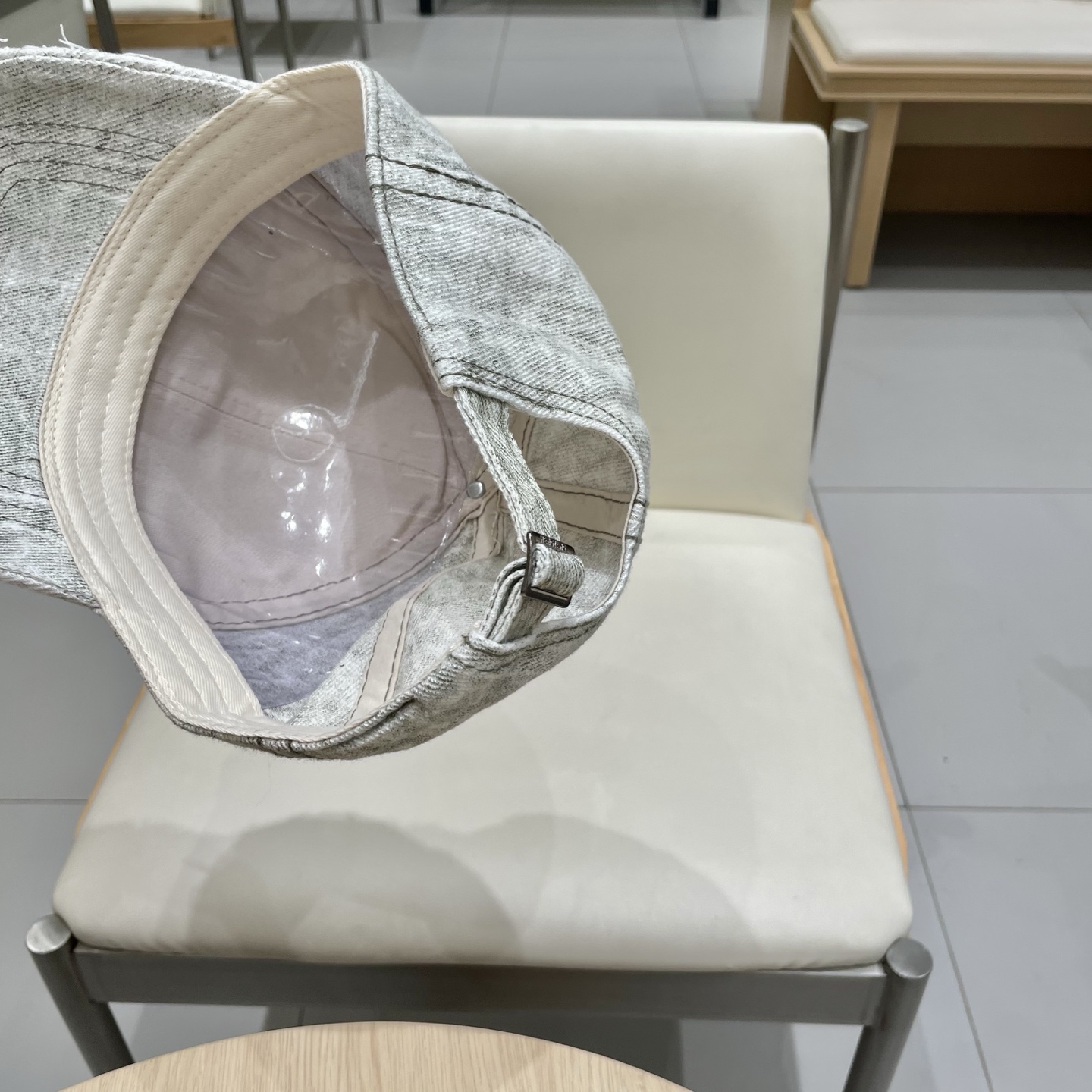  CELINE 塞琳 新款 🆕 棒球帽 🧢 
logo比较小一点 楦型 通通不一专柜热卖款轻盈透气
完美