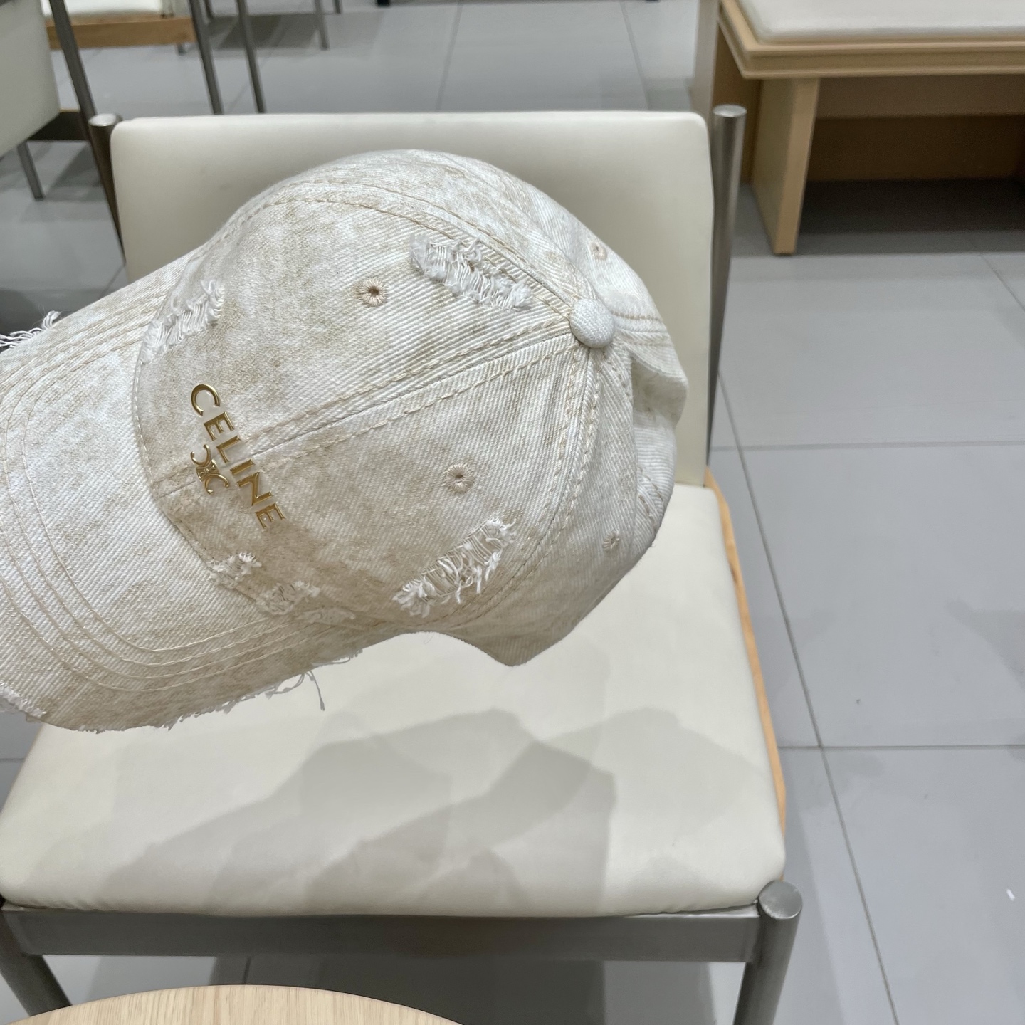  CELINE 塞琳 新款 🆕 棒球帽 🧢 
logo比较小一点 楦型 通通不一专柜热卖款轻盈透气
完美