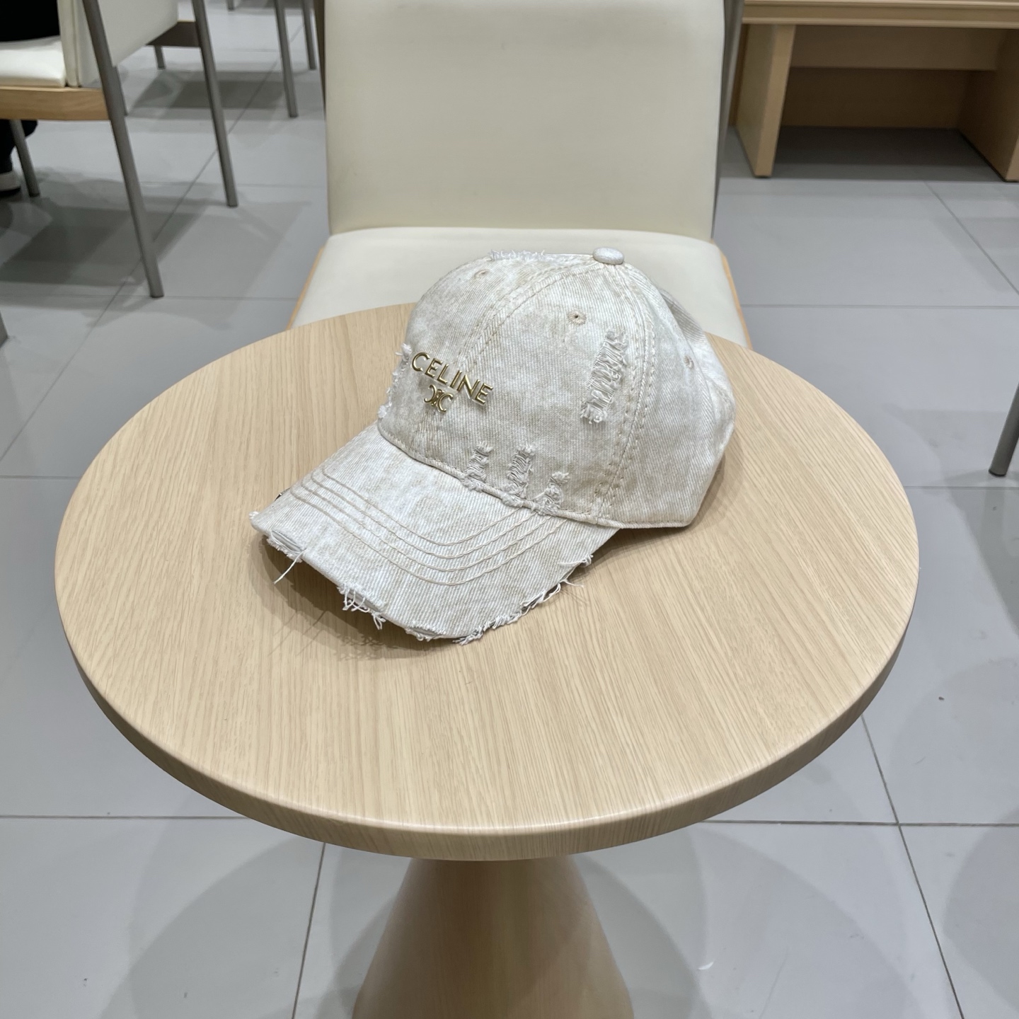  CELINE 塞琳 新款 🆕 棒球帽 🧢 
logo比较小一点 楦型 通通不一专柜热卖款轻盈透气
完美