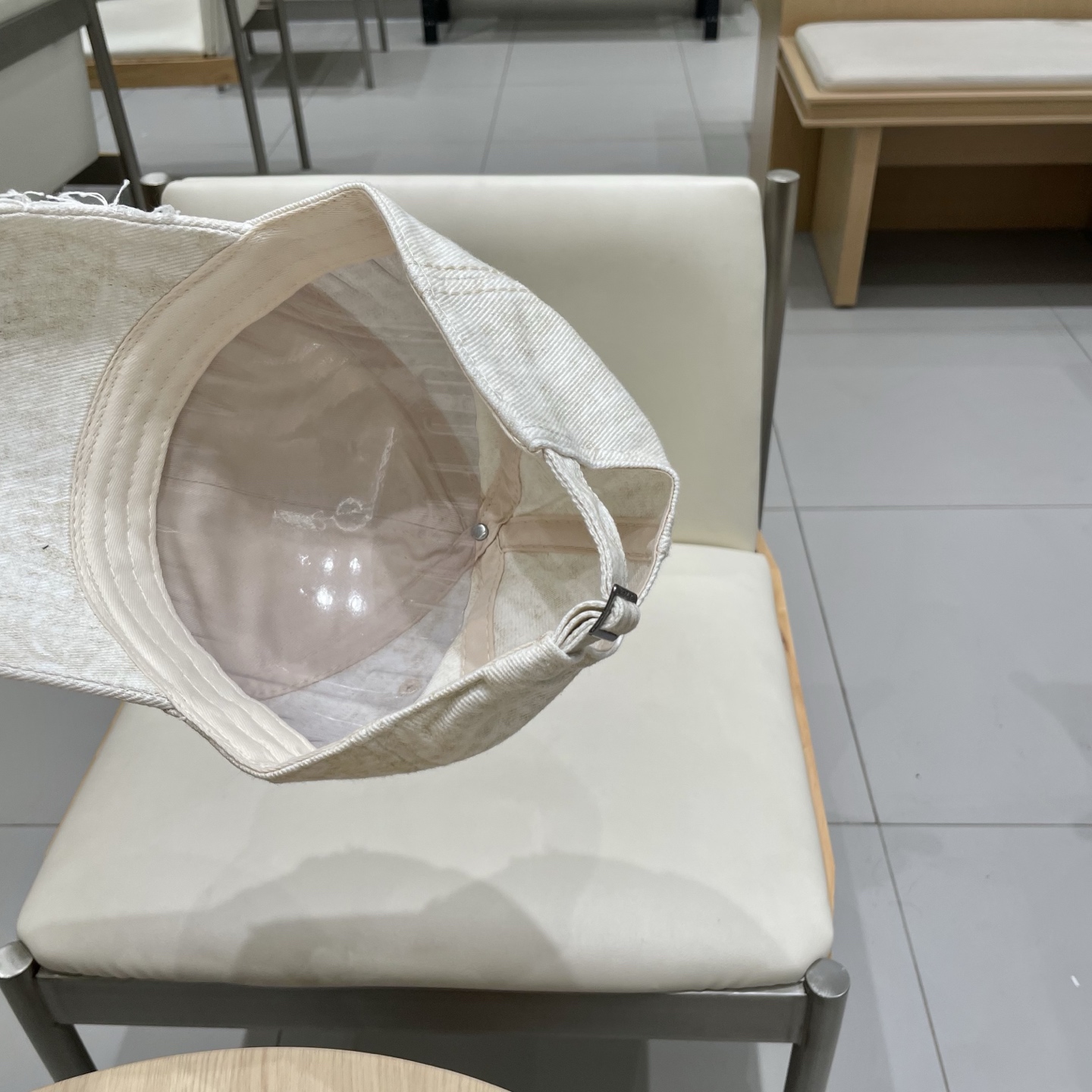  CELINE 塞琳 新款 🆕 棒球帽 🧢 
logo比较小一点 楦型 通通不一专柜热卖款轻盈透气
完美