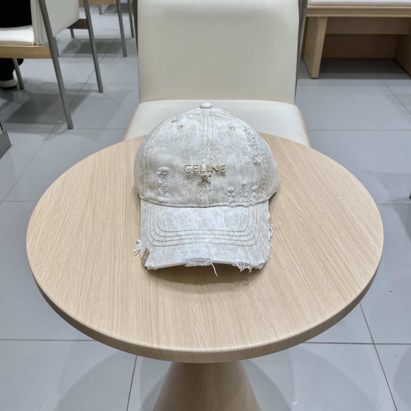  CELINE 塞琳 新款 🆕 棒球帽 🧢 
logo比较小一点 楦型 通通不一专柜热卖款轻盈透气
完美